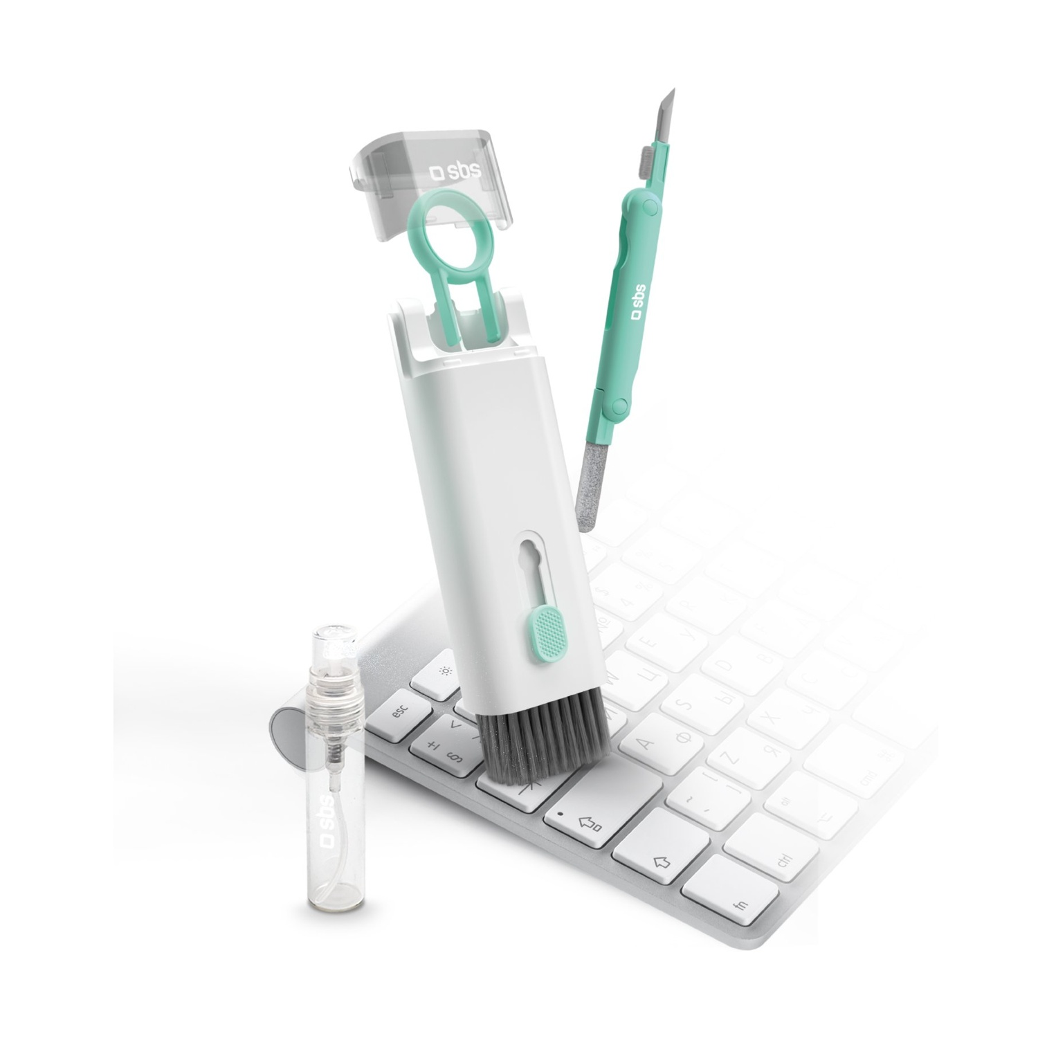 Biało-zielony zestaw do czyszczenia klawiatury ze szczoteczką, szpikulcem, butelką z rozpylaczem i ściągaczem do klawiszy, na białej klawiaturze.