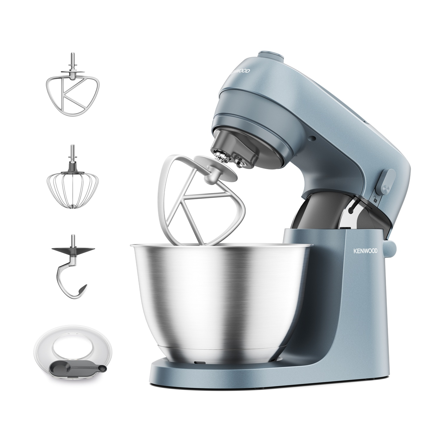 Un robot da cucina Kenwood blu con accessori. Include frusta a K, frusta a filo, gancio impastatore e paraschizzi. Sfondo bianco.