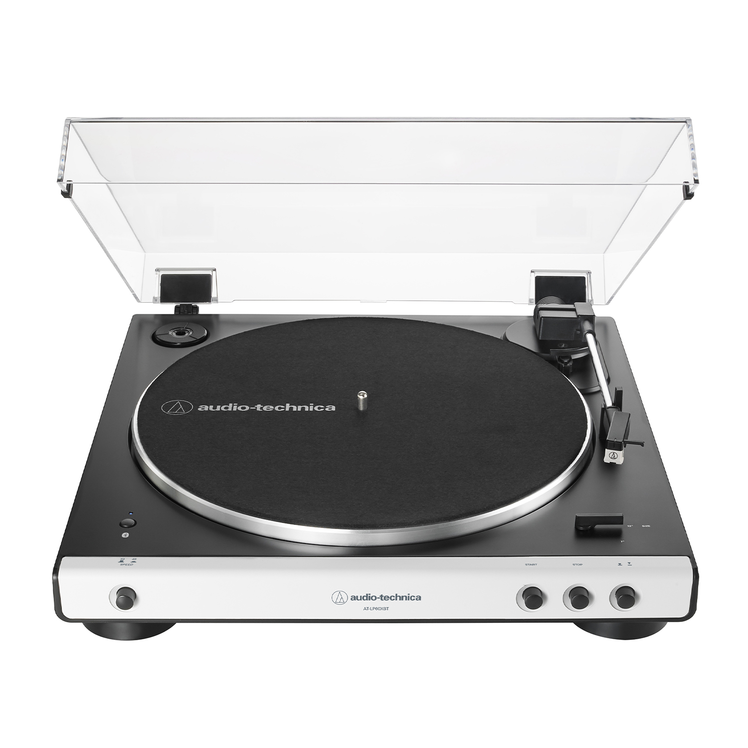 Czarny i srebrny gramofon Audio-Technica z przezroczystą pokrywą, srebrnym talerzem i białą podstawą. Sterowanie z przodu.