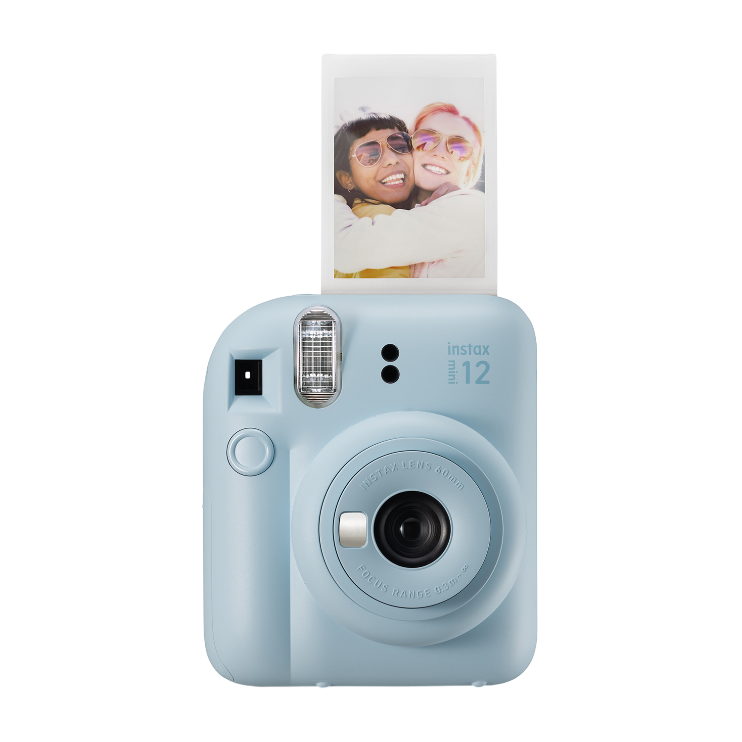Hellblaue Instax Mini 12 Kamera mit Foto von zwei sich umarmenden Frauen. Das Foto befindet sich über der Kamera.
