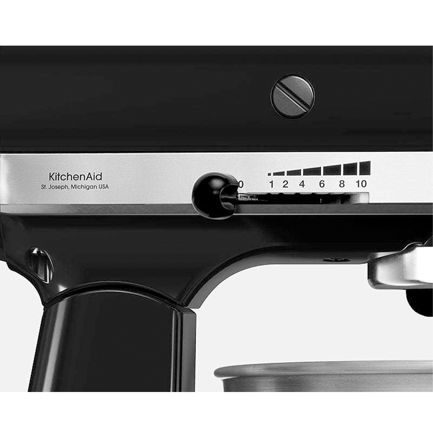 Nahaufnahme eines schwarzen KitchenAid-Mixers. Es zeigt die Geschwindigkeitsregelung mit Zahlen, einen schwarzen Knopf und den Markennamen.