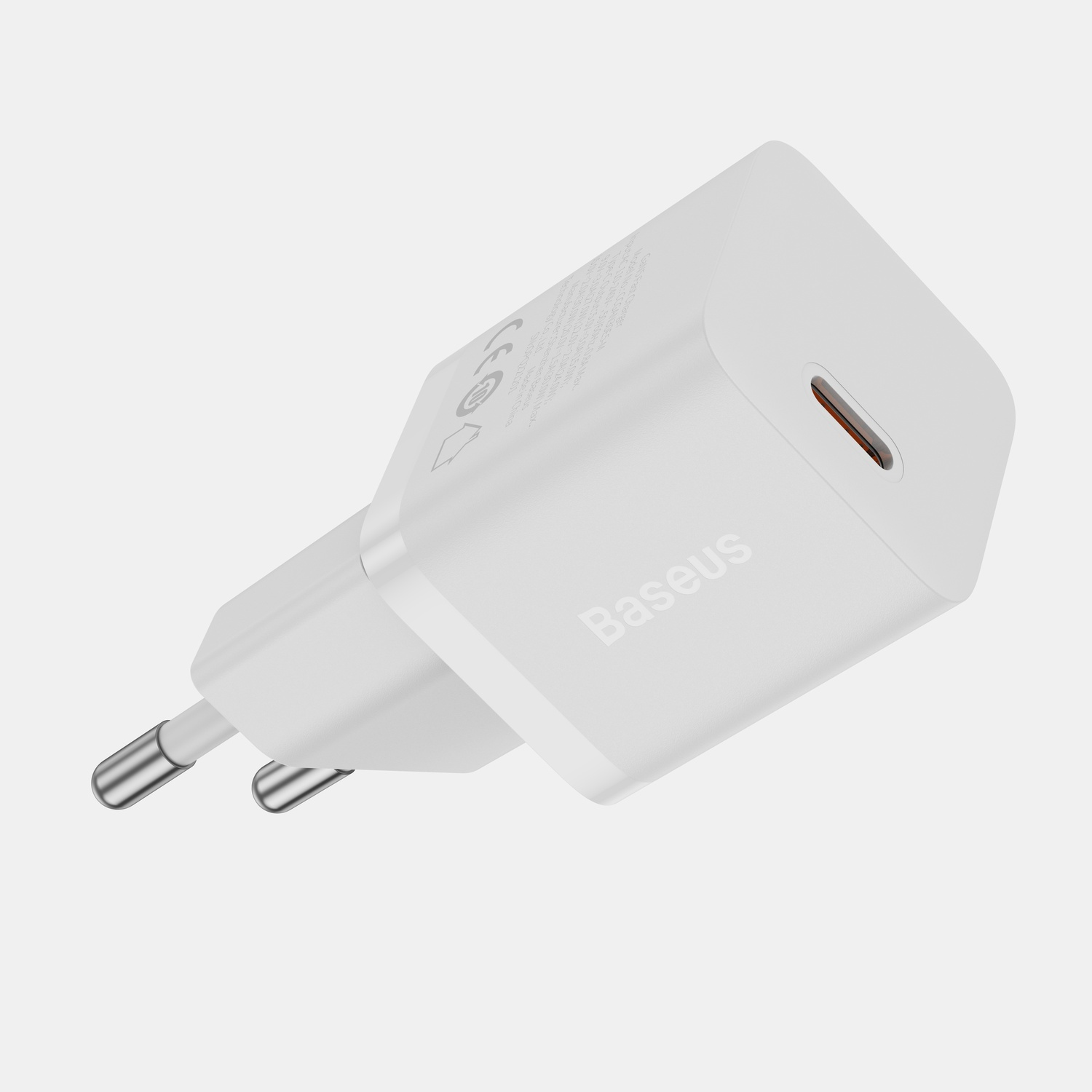Un caricatore rapido Baseus bianco con due spine e una porta USB-C, angolato su sfondo bianco. Il marchio è visibile.