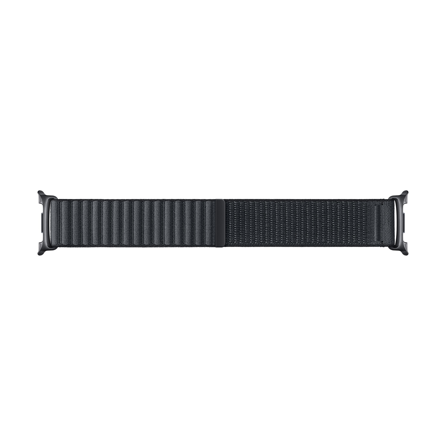 Een donkergrijze Apple Watch-band ligt horizontaal. Het heeft een magnetische sluiting en is gemaakt van geweven materiaal. De achtergrond is wit.