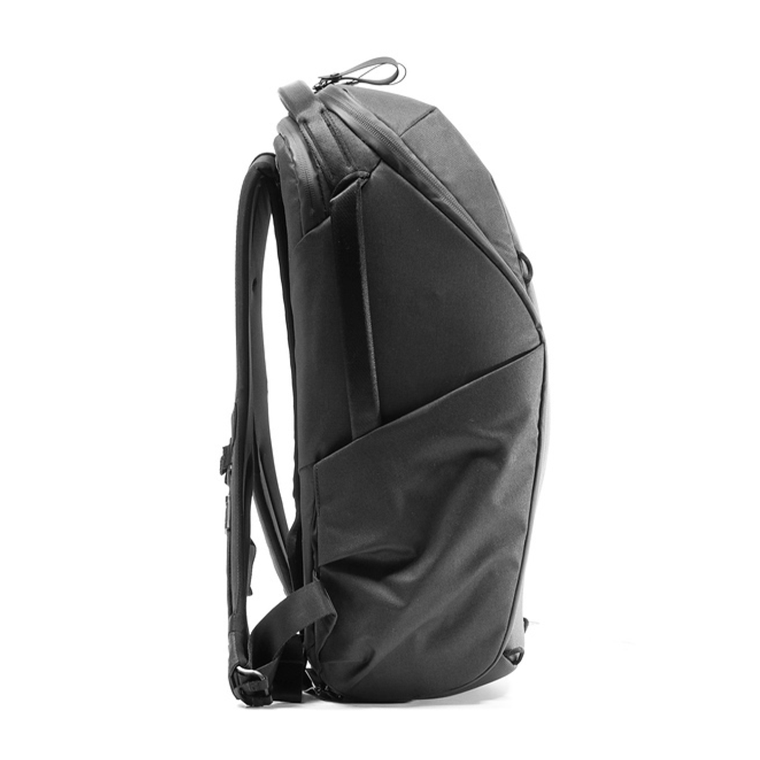 Vista laterale di uno zaino nero su sfondo bianco. Ha un design elegante con più scomparti e cinghie.