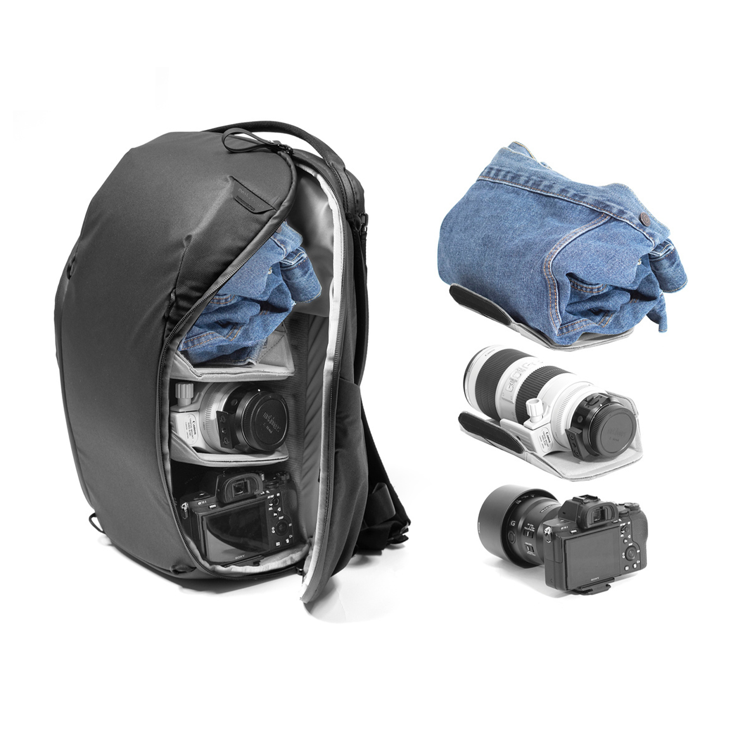 Uno zaino nero per fotocamera con fotocamere, obiettivi e una giacca di jeans piegata. Isolato su sfondo bianco.