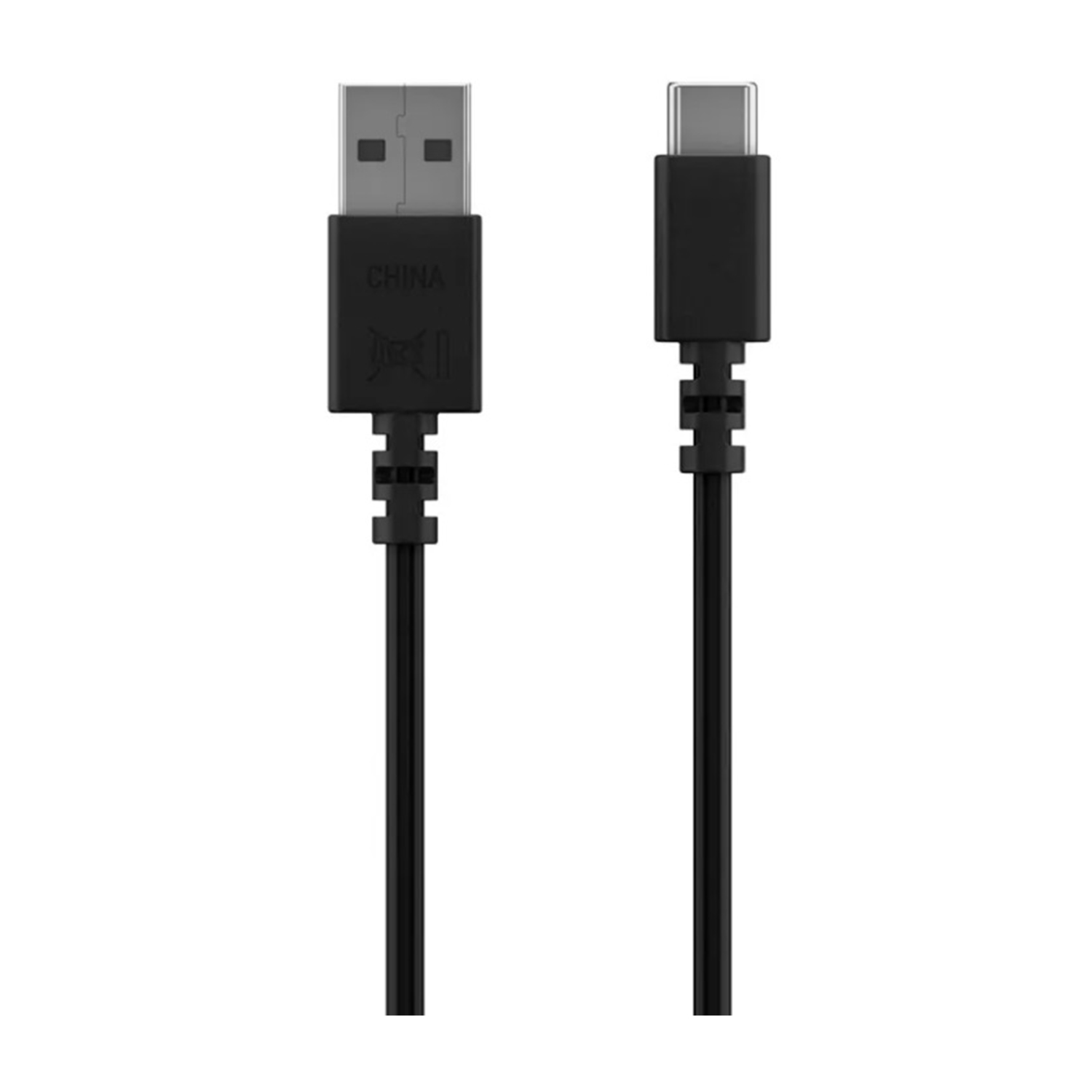 Se muestran dos cables USB negros. Uno tiene un conector USB-A, el otro USB-C. Ambos sobre un fondo blanco.
