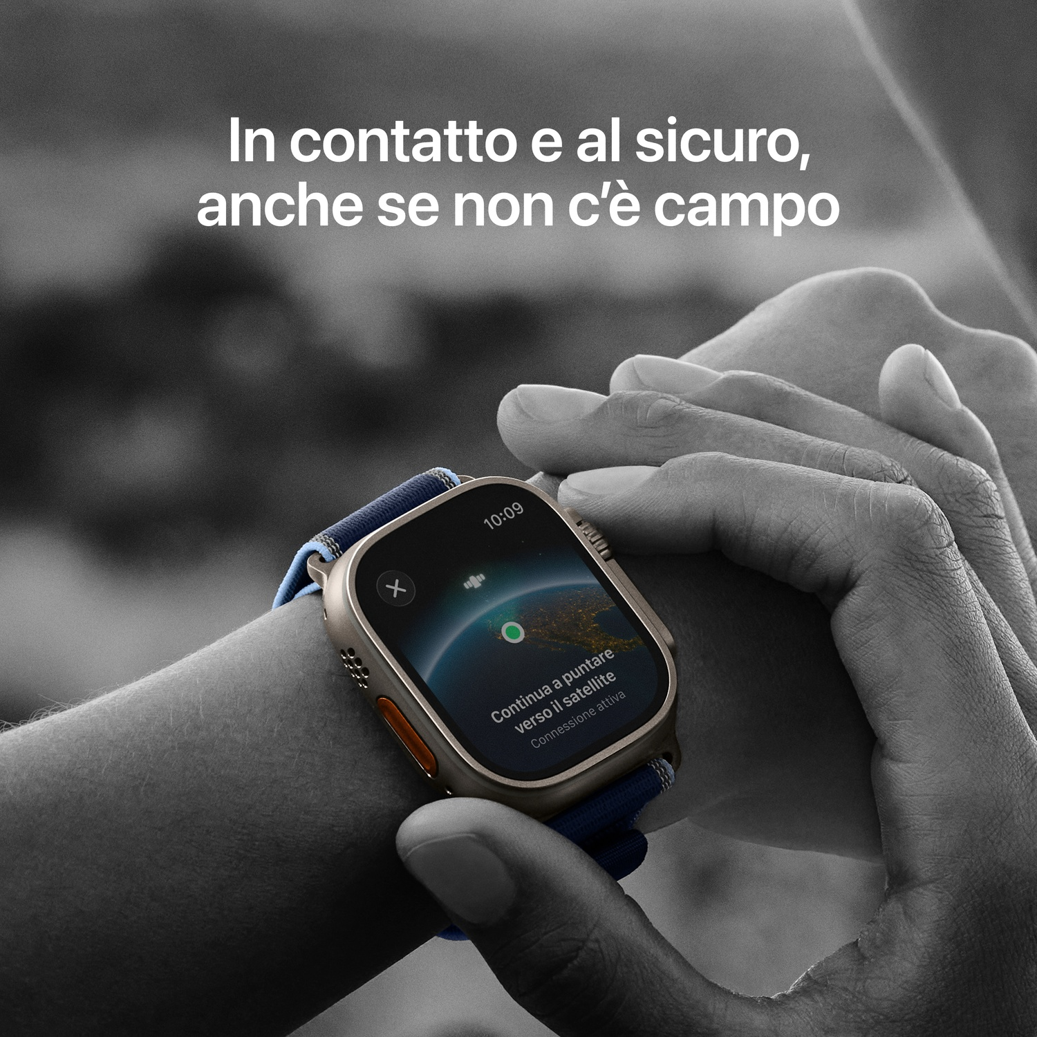 Una persona lleva un reloj inteligente. El reloj muestra un mapa con un mensaje de conexión por satélite. El texto del reloj dice 'Continua a puntare verso il satellite'.