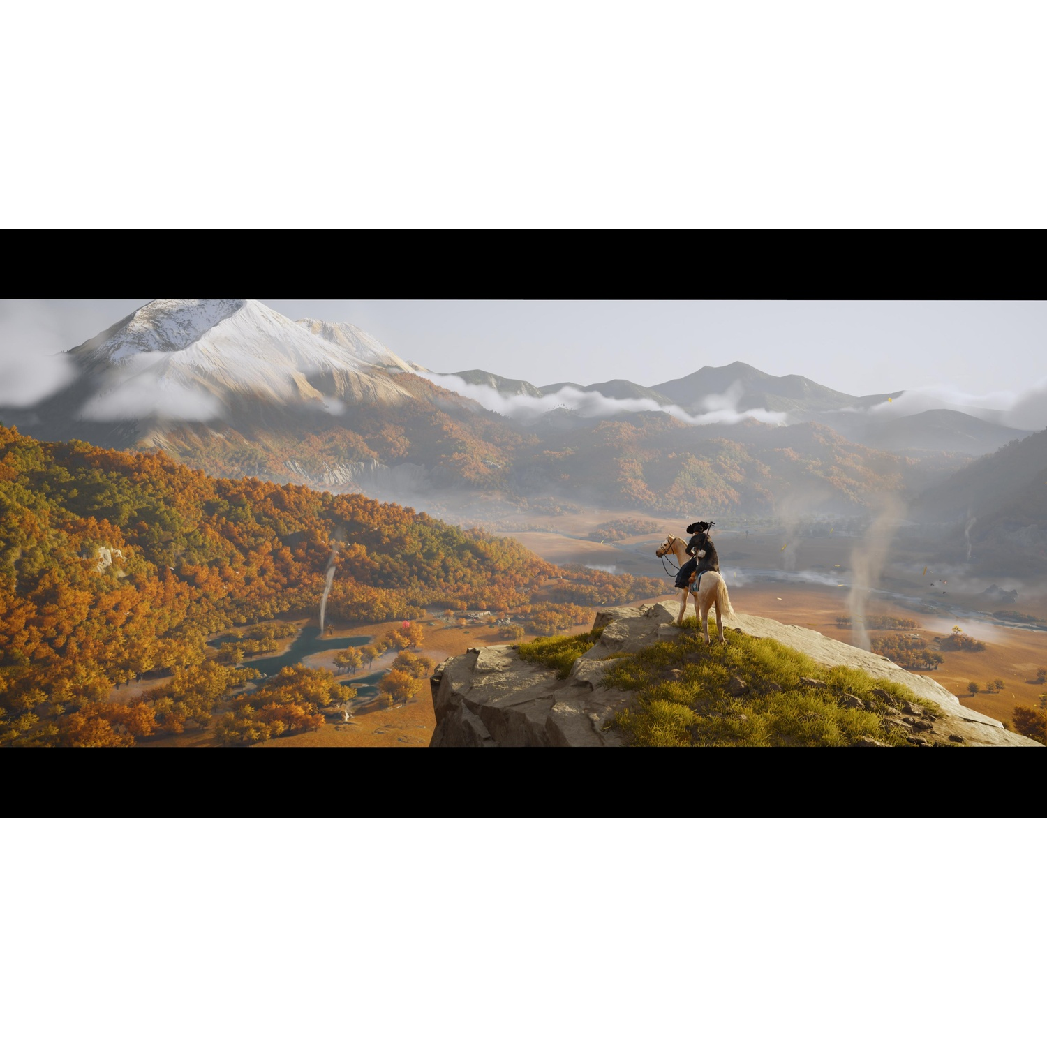Osoba na koniu stoi na klifie, z widokiem na dolinę z jesiennymi drzewami i górami. Widoczna jest mgła i ośnieżone szczyty.
