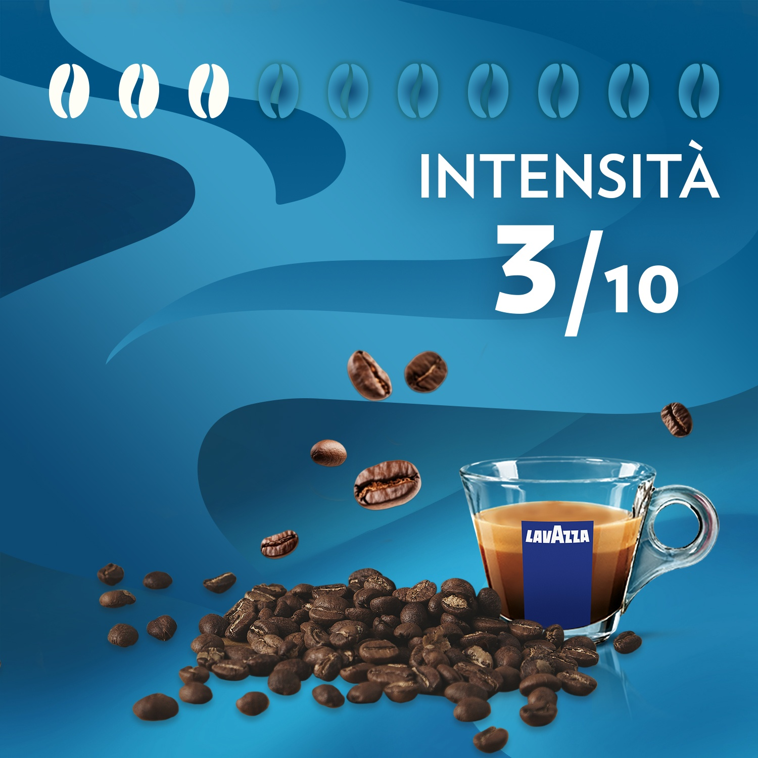 Kaffeebohnen und eine Tasse Kaffee auf blauem Hintergrund. Die Tasse hat das Lavazza-Logo. Die Intensität ist 3/10.