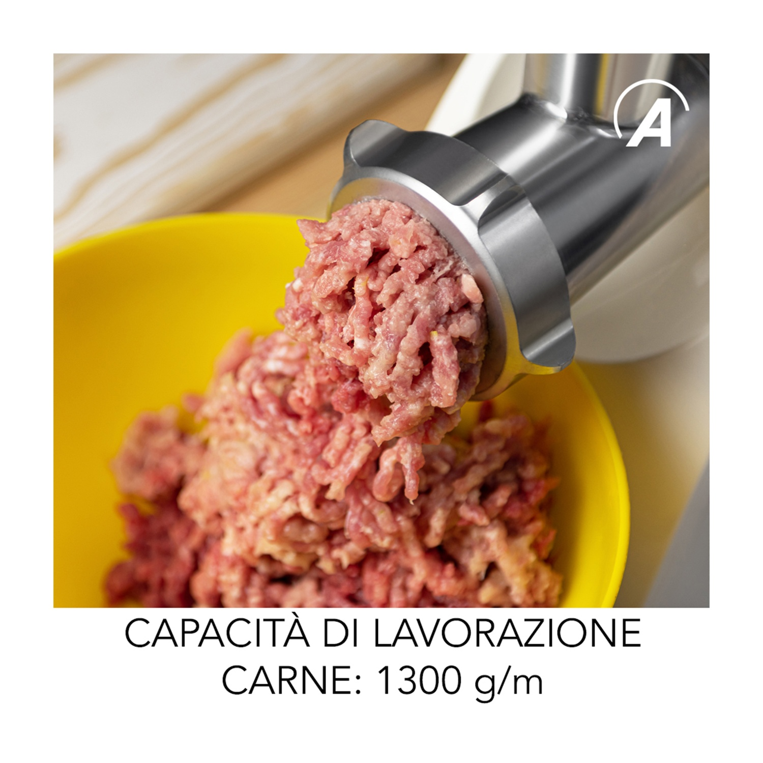 Una picadora de carne procesa carne cruda en un recipiente amarillo. El texto inferior dice: CARNE: 1300 g/m.