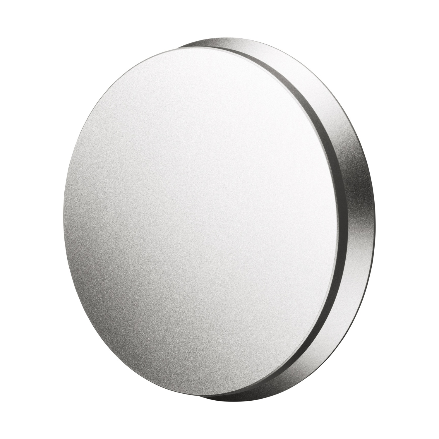 Un objeto metálico circular con un diseño en capas. Parece plateado con un borde más oscuro y sombreado. El fondo es blanco.