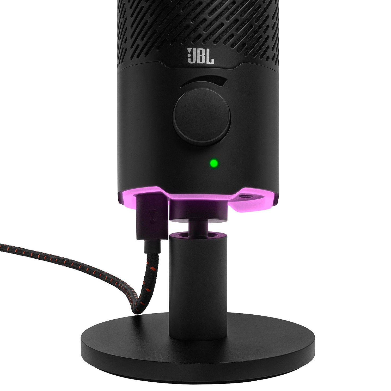 Un microfono JBL nero con manopola del volume e luce verde. È posizionato su una base rotonda, collegato da un cavo USB.