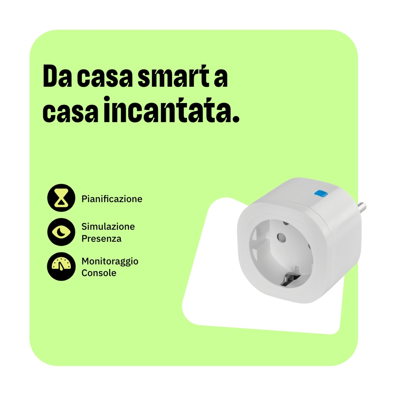 Una presa intelligente bianca con una luce blu su sfondo verde. Testo in italiano, incluse funzioni di casa intelligente e automazione.