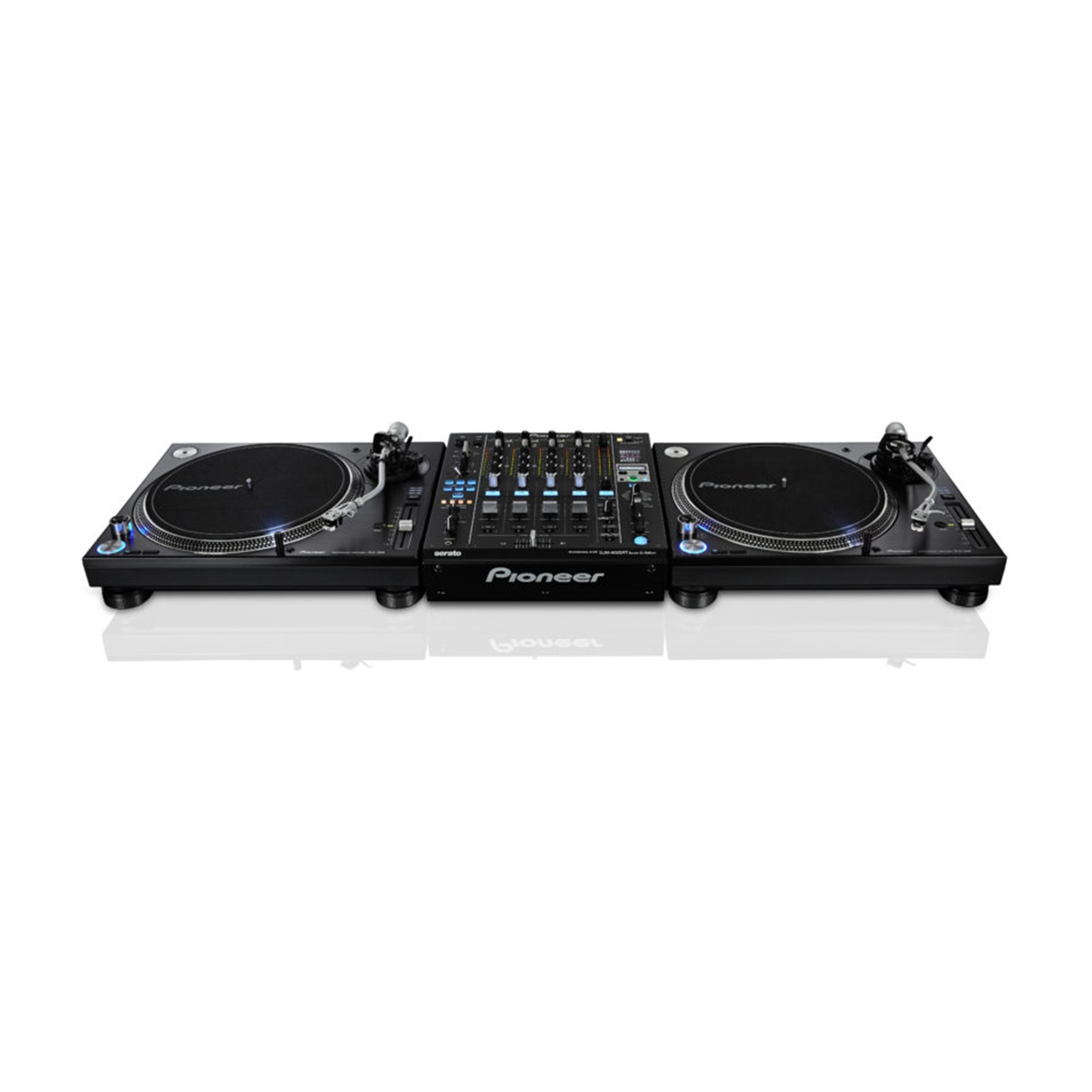 Ein DJ-Setup mit zwei Pioneer-Plattenspielern und einem Mixer in der Mitte. Alles schwarz mit weißem Hintergrund.