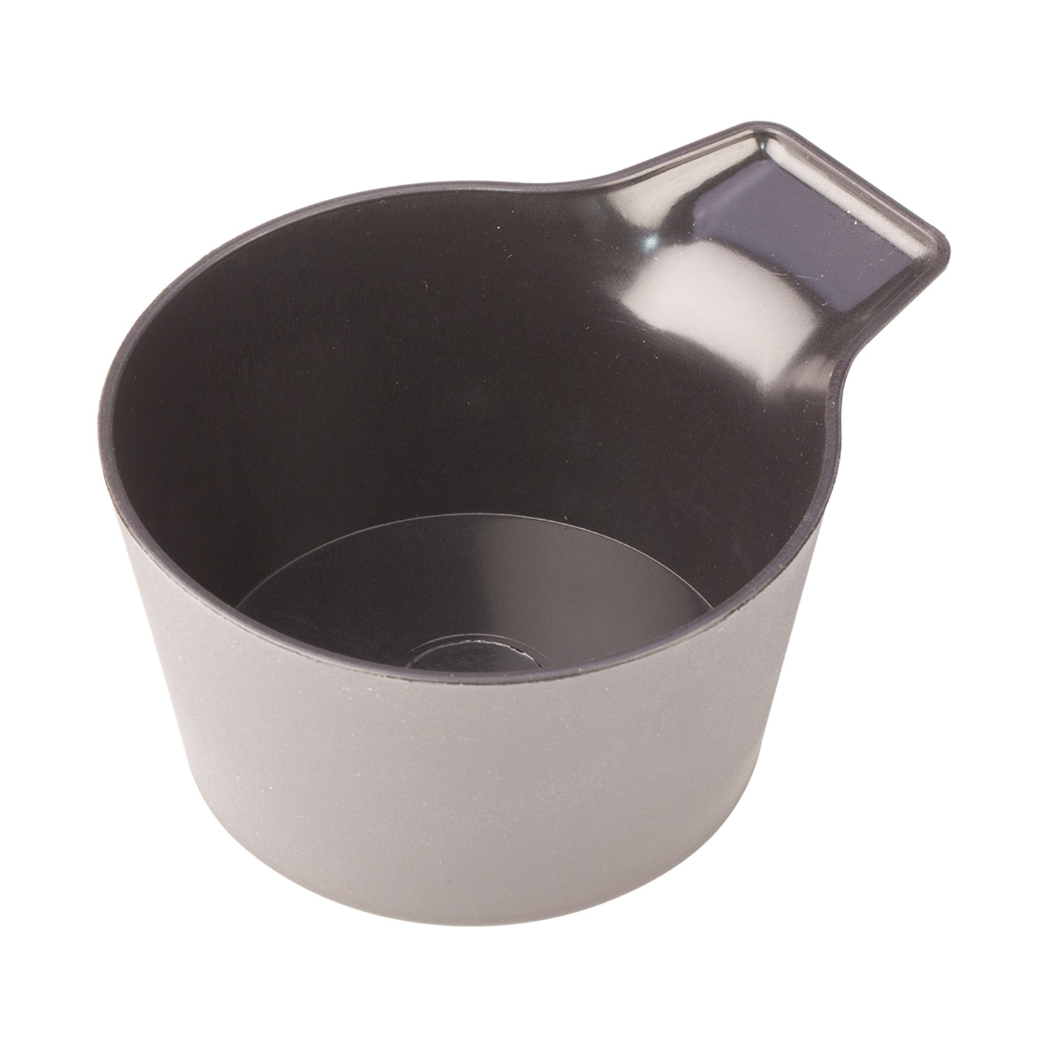 Una taza de plástico gris oscuro con asa aislada sobre fondo blanco. La taza está vacía y tiene una superficie lisa.