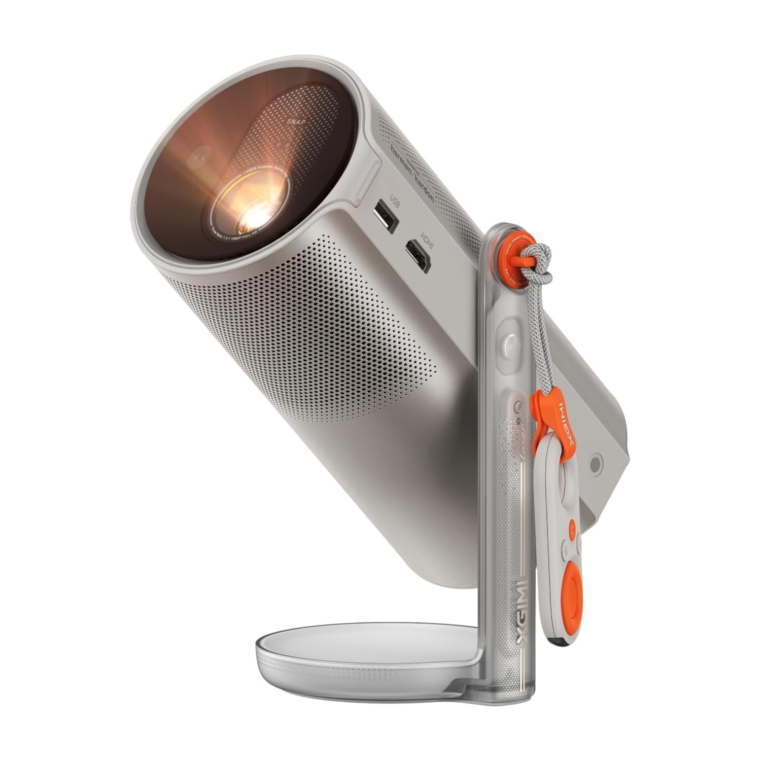 Een zilver-witte projector met oranje accenten. Het heeft een afstandsbediening en is omhoog gekanteld.