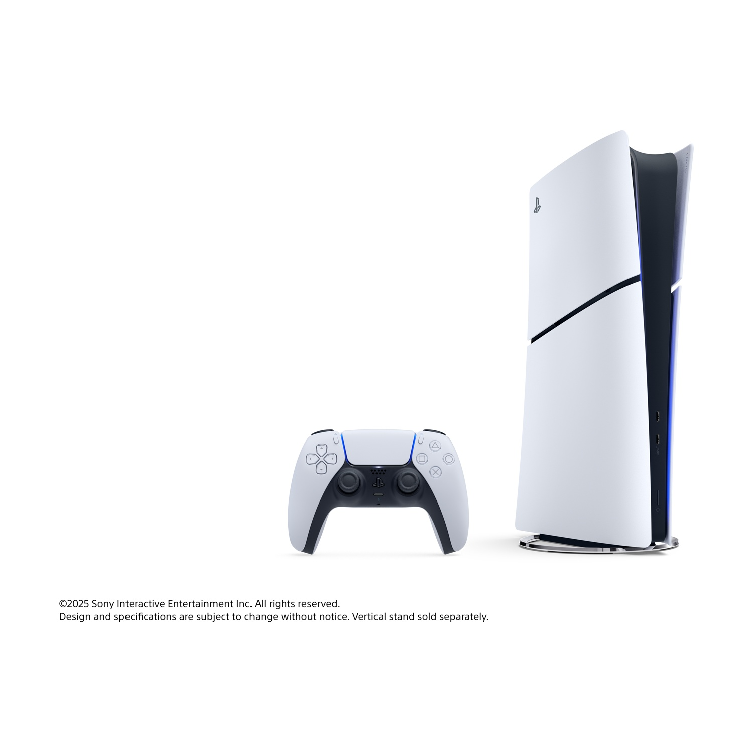 Wyświetlono białą konsolę PlayStation 5 i kontroler. Konsola jest w pionie, kontroler z przodu. Białe tło.