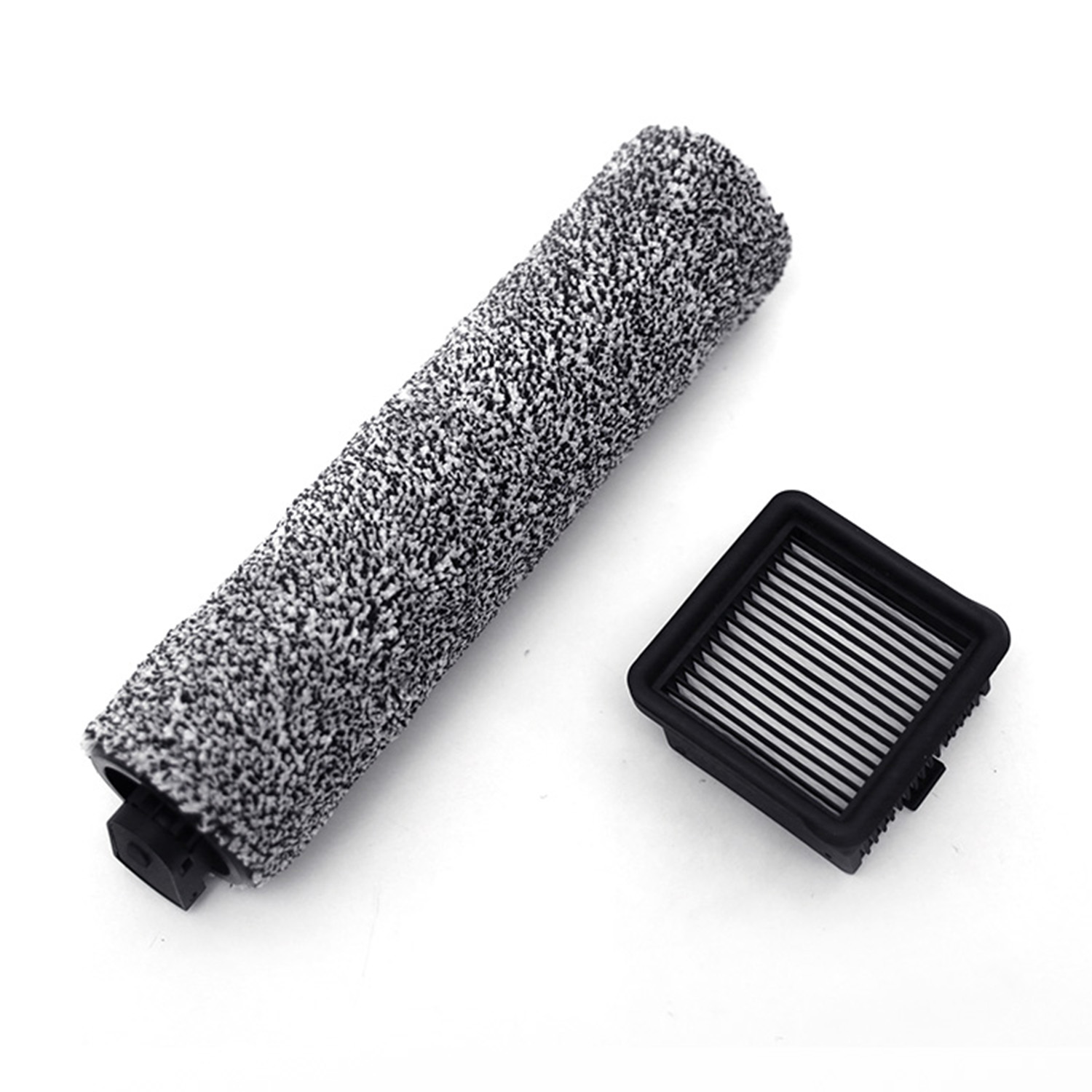 Un rullo grigio e nero per aspirapolvere e un filtro nero su sfondo bianco. Il rullo è cilindrico e sfocato.