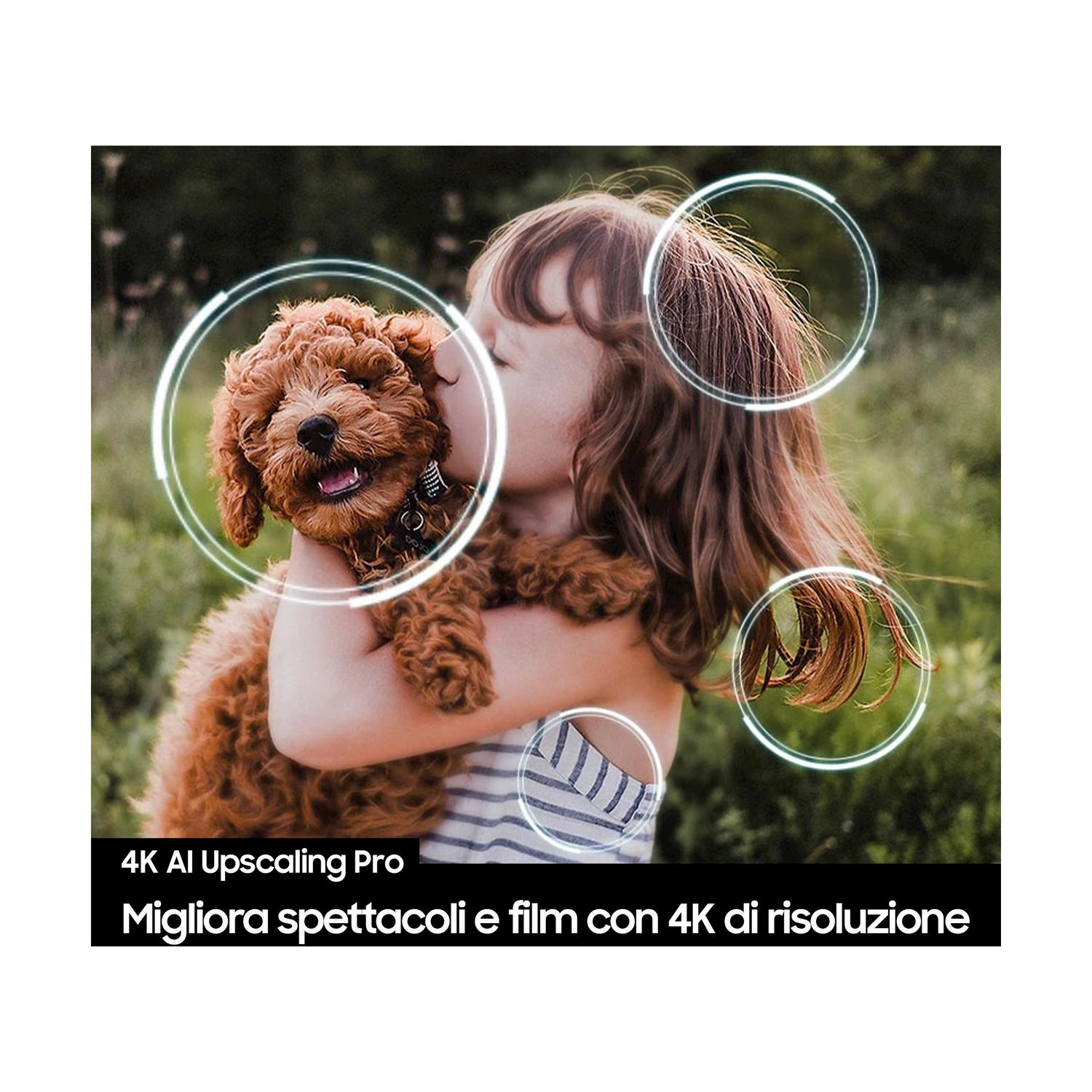 Una ragazza bacia un cucciolo marrone. Sono in un campo. Il testo in basso dice: 4K AI Upscaling Pro. Migliora spettacoli e film con 4K di risoluzione.