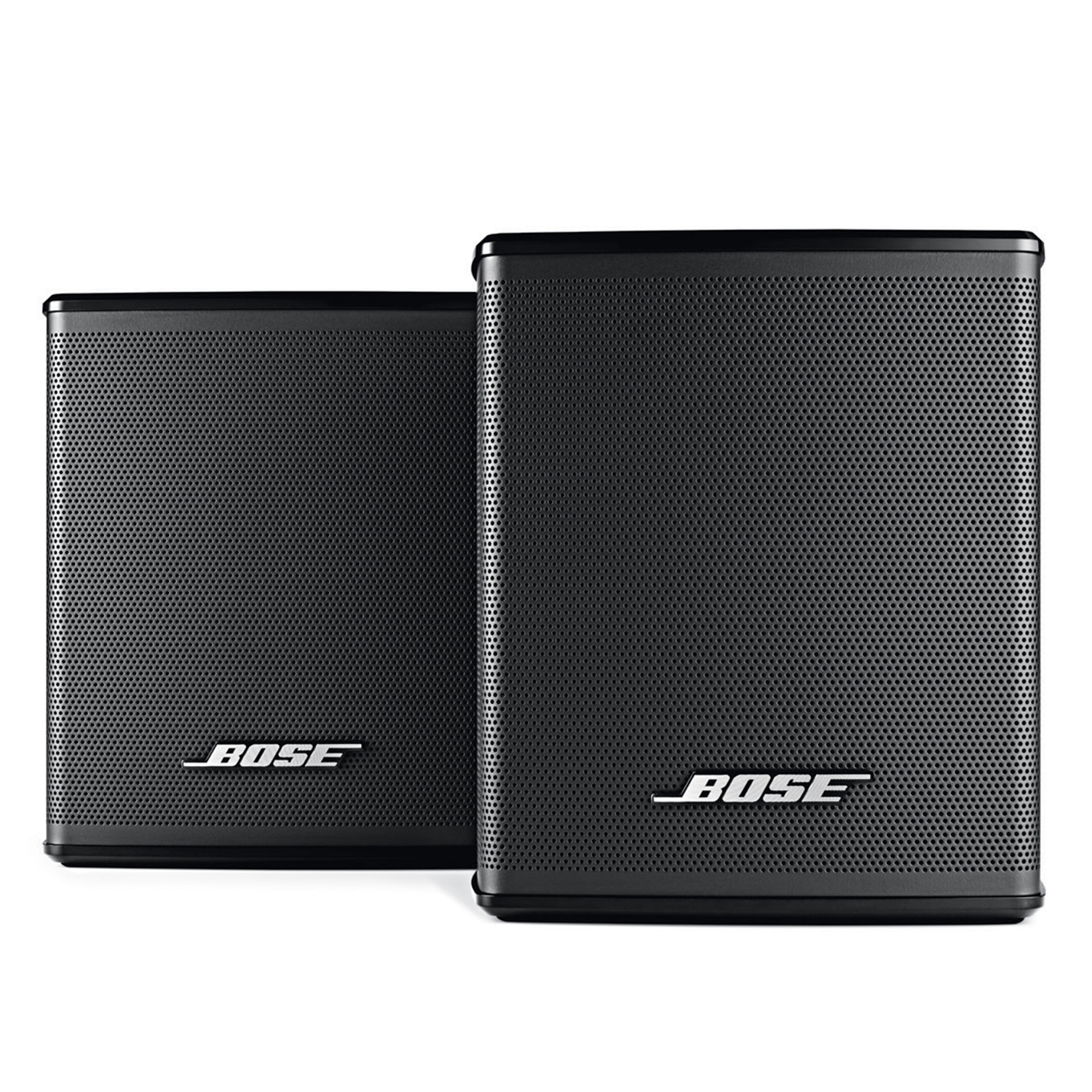 Dos altavoces negros Bose. Cada uno tiene una parte frontal perforada y el logotipo de Bose. Están sobre un fondo blanco.
