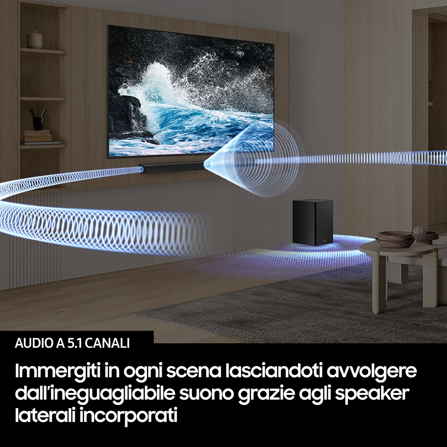 Un televisor muestra olas del océano. Hay una barra de sonido y un subwoofer. Las ondas de sonido emanan del televisor y del subwoofer.