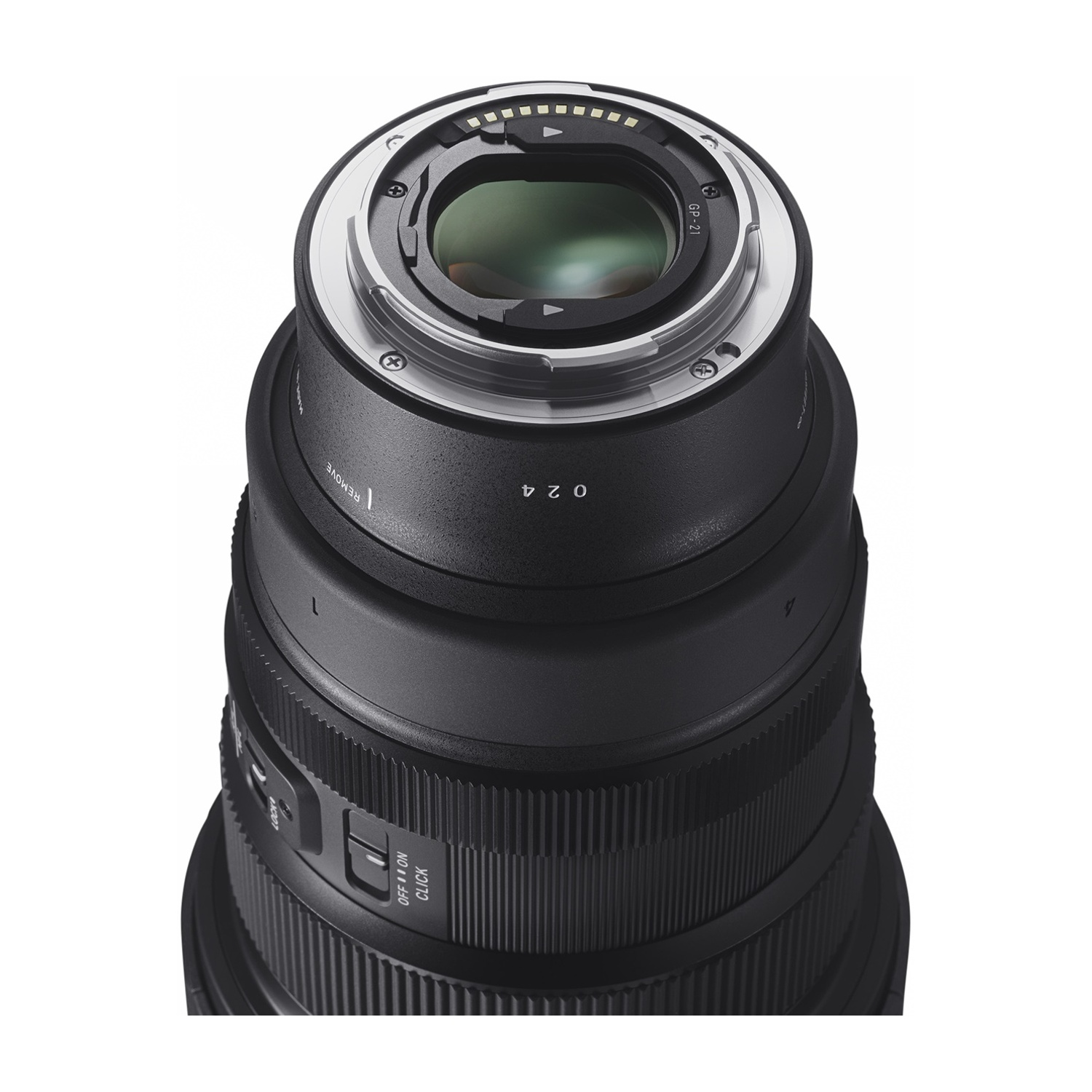 Zbliżenie czarnego obiektywu aparatu. Obiektyw ma różne ustawienia i oznaczenia, ze srebrnym pierścieniem na górze.