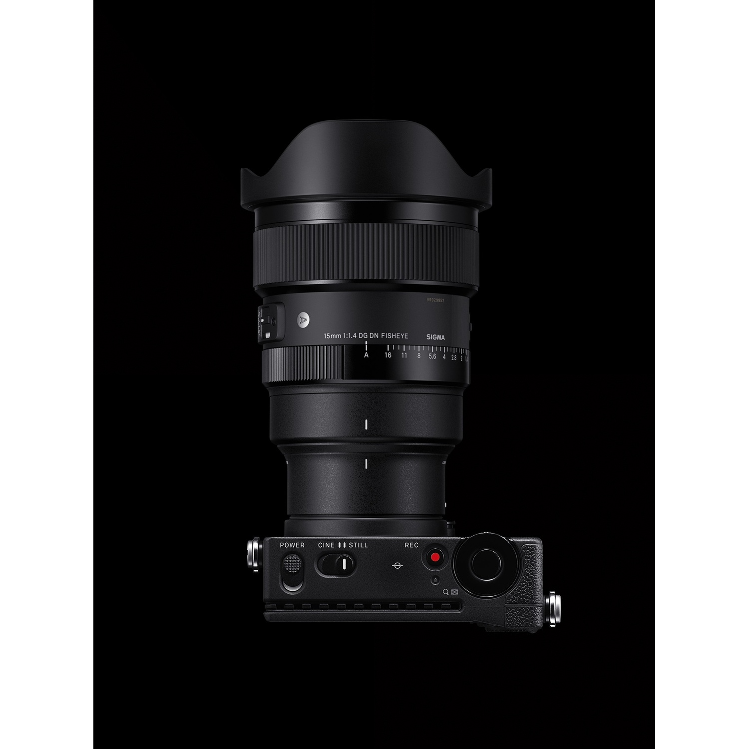 Czarny obiektyw Sigmy na czarnym tle. Obiektyw to 15mm 1:1.4 DG DN Fisheye. Widoczne są elementy sterujące i przycisk REC.