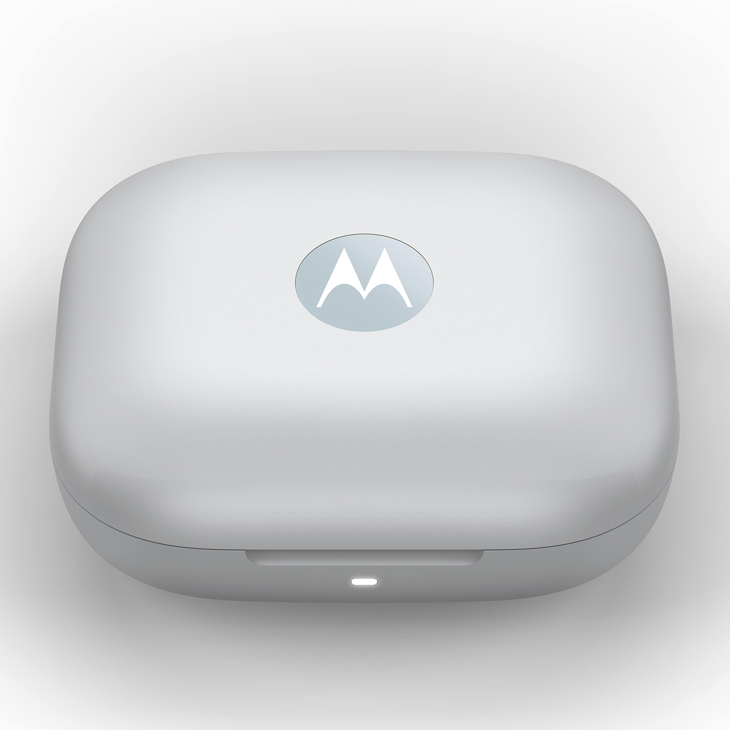 Białe etui ładujące do słuchawek Motorola na białej powierzchni. Ma logo Motorola i małe światło na dole.