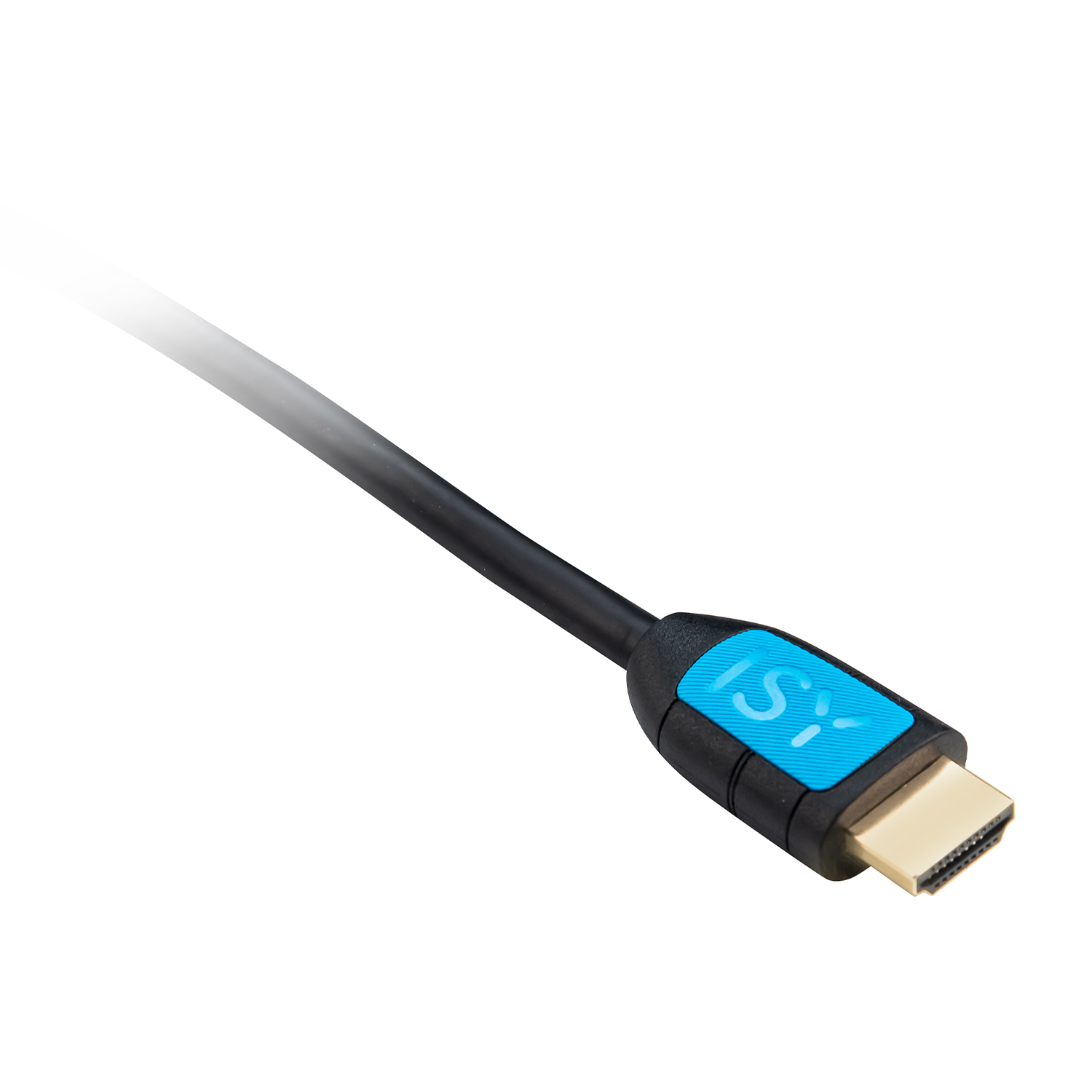 Un cavo HDMI con cavo nero, etichetta blu con testo bianco 'ISY' e connettore dorato su sfondo bianco.