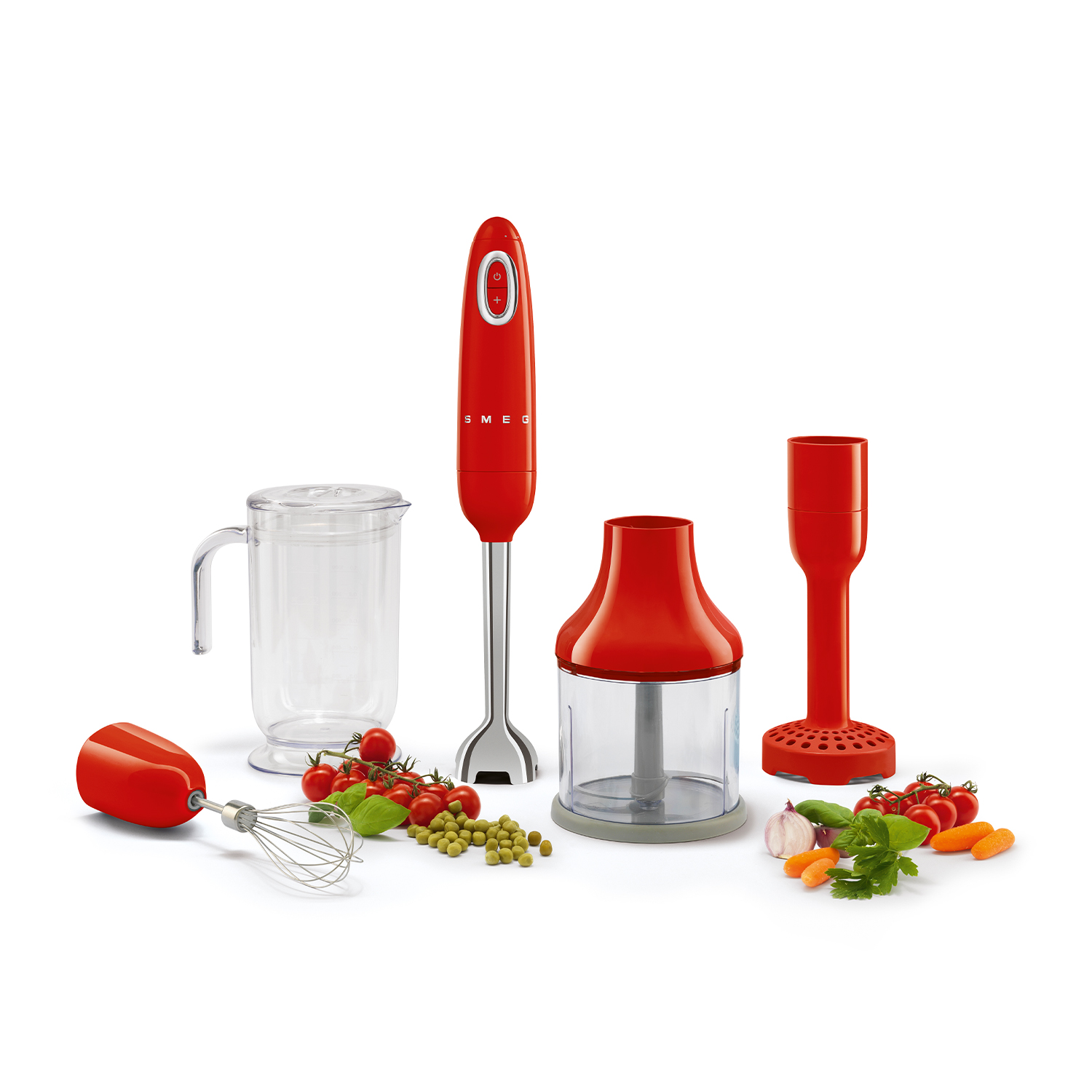 Un frullatore a immersione Smeg rosso con accessori e verdure su sfondo bianco. Include pomodori, carote e piselli.