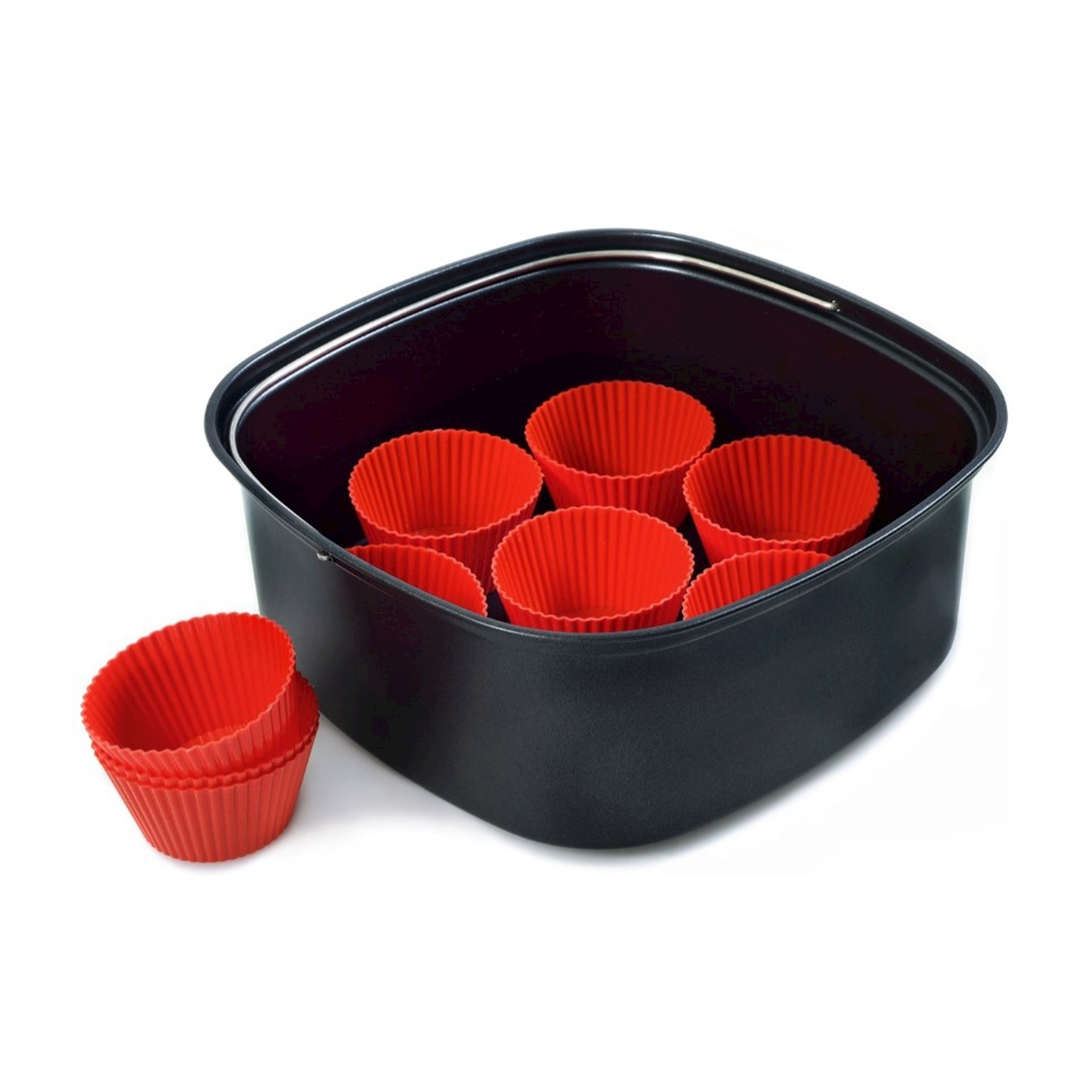 Un récipient noir avec des moules à muffins en silicone rouge à l'intérieur et une pile de moules à l'extérieur. Sur fond blanc.
