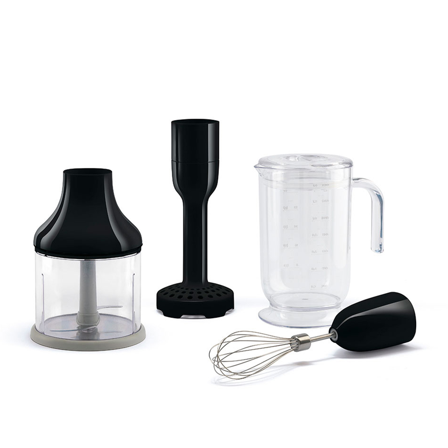 Zerlegter schwarzer und transparenter Handmixer mit einem transparenten Messbecher und einem Schneebesen auf weißem Grund.
