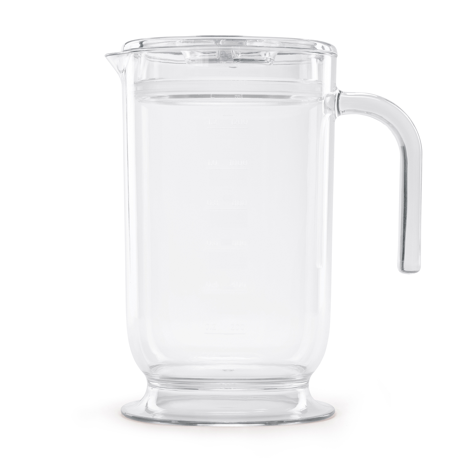 Ein klarer Glaskrug mit Deckel und Griff, gefüllt mit Wasser. Der Krug hat Messungen an der Seite. Weißer Hintergrund.