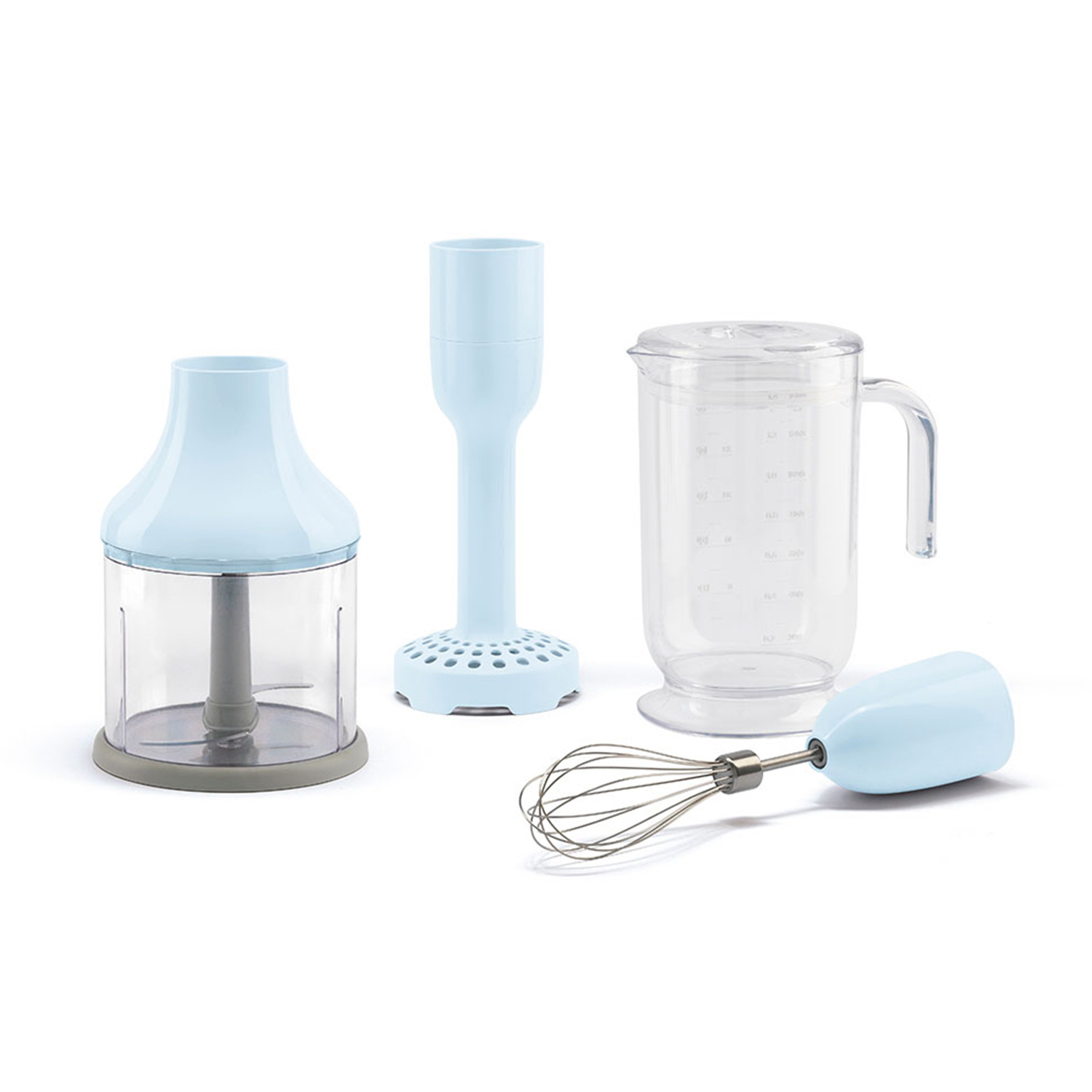 Ein zerlegter hellblauer Handmixer mit Schneebesen, Messbecher und zwei weiteren Aufsätzen, alles auf weißem Grund.