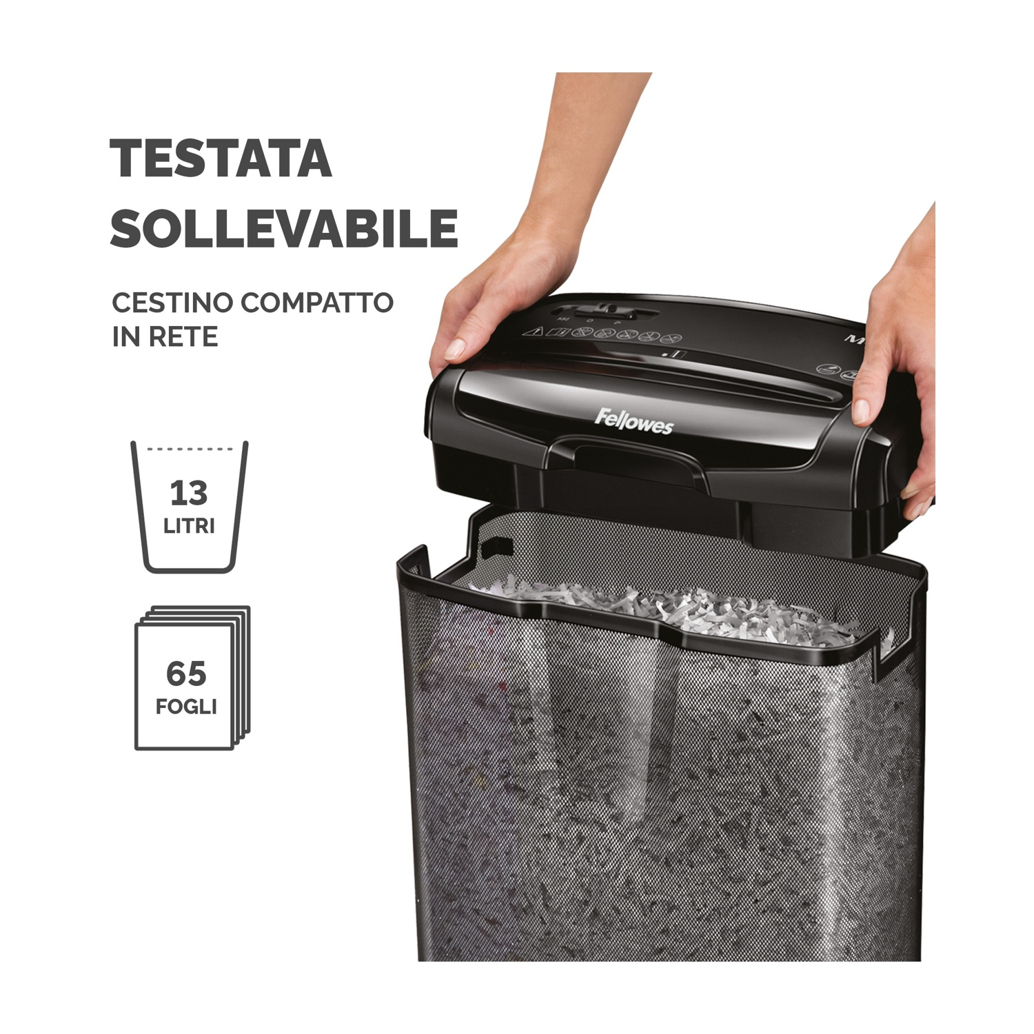 Osoba podnosi górną część czarnej niszczarki do papieru Fellowes. Pojemnik poniżej jest wypełniony pociętym papierem.