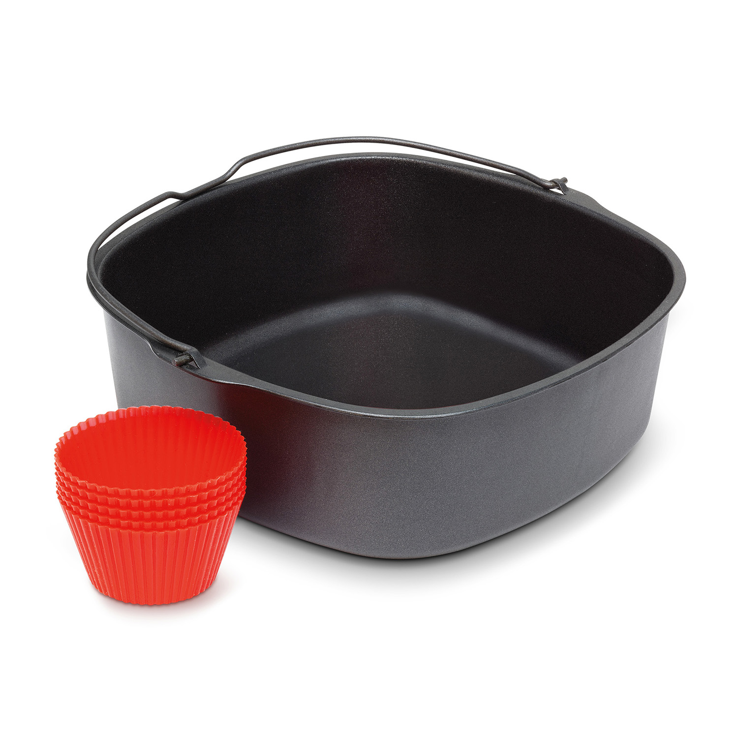 Ein dunkelgrauer Airfryer-Korb mit Griff. Rote Silikon-Muffinförmchen befinden sich links vom Korb.