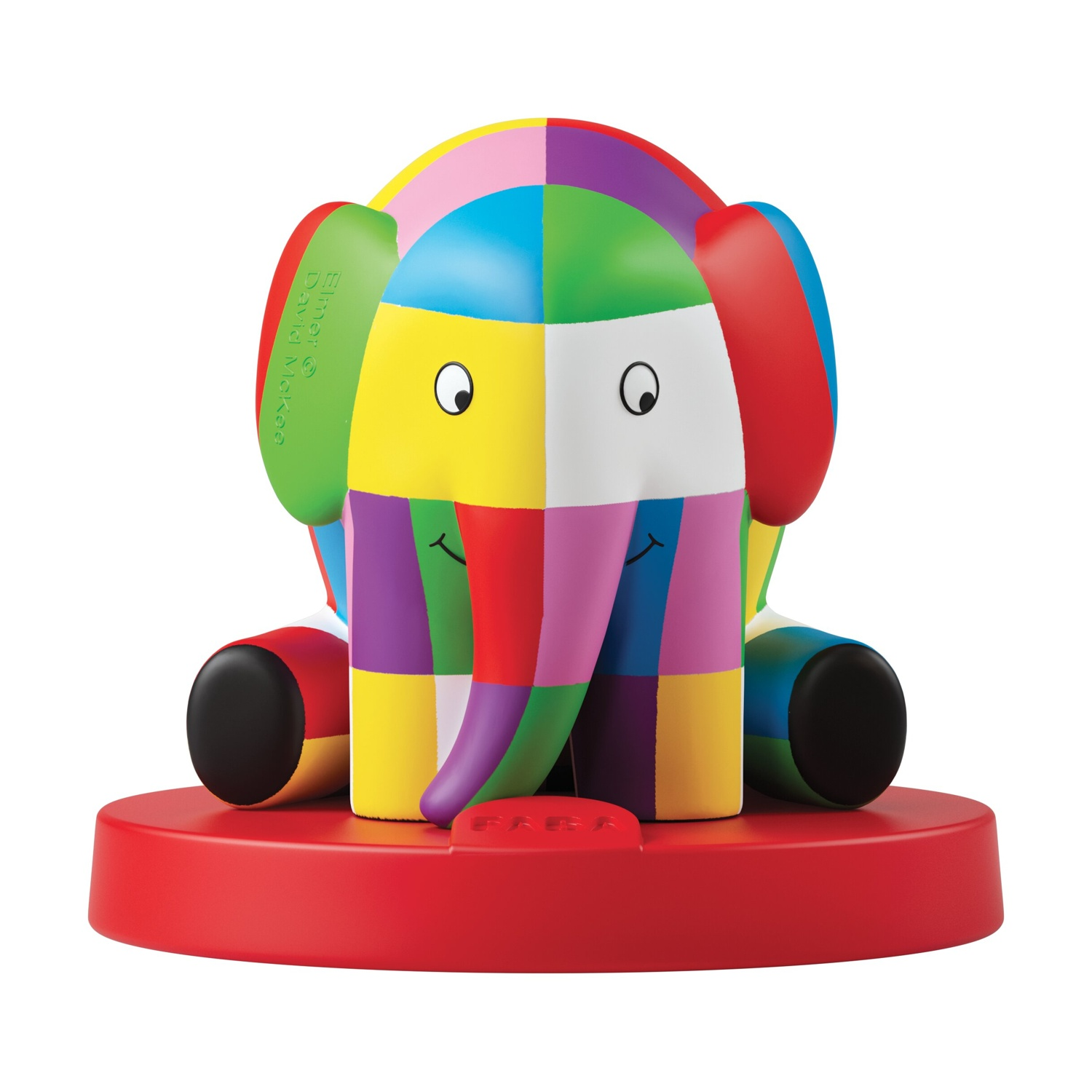 Kolorowa zabawka w kształcie słonia z patchworku stoi na czerwonej podstawie. Słoń ma trąbę i duże uszy, składa się z wielu kolorowych kwadratów.