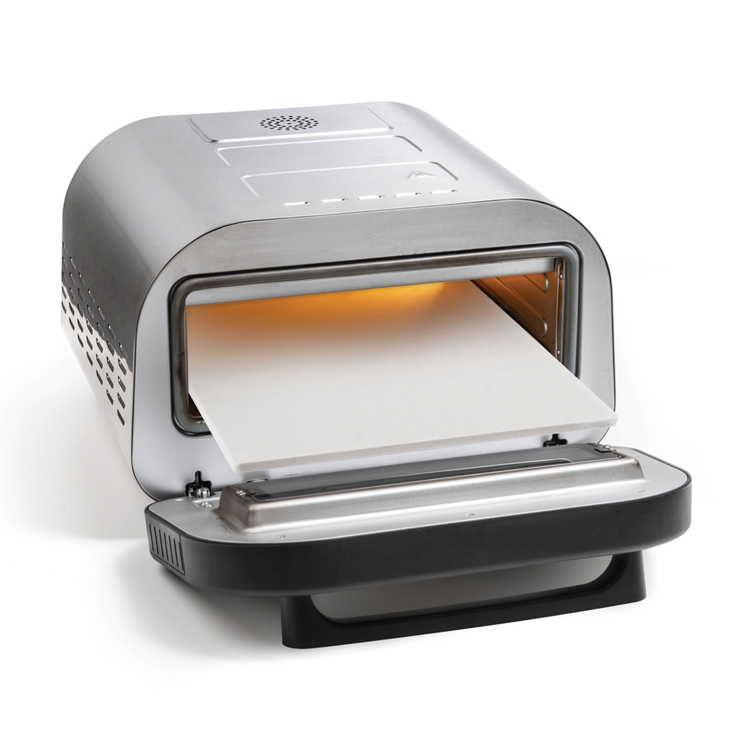 Ein silberner Toaster-Ofen mit offener Tür, einem weißen Keramik-Pizzastein und einem schwarzen Griff.