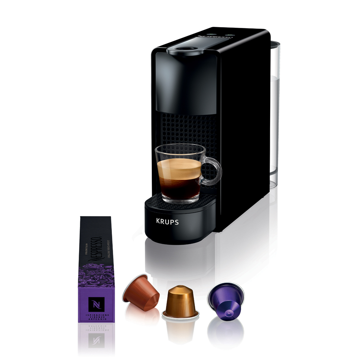 Czarny ekspres Nespresso ze szklanką kawy, kapsułkami i pudełkiem kapsułek Nespresso na białym tle.