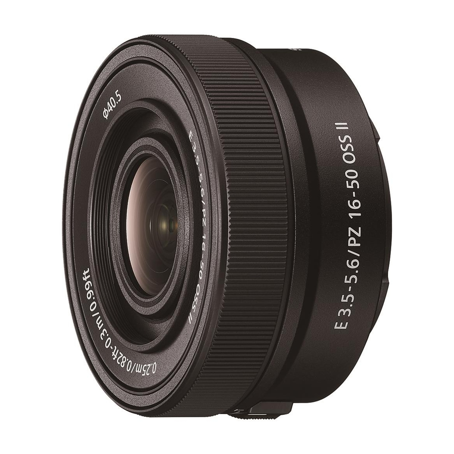 Una lente de cámara negra. Tiene texto que dice E 3.5-5.6/PZ 16-50 OSS II. Está sobre un fondo blanco.