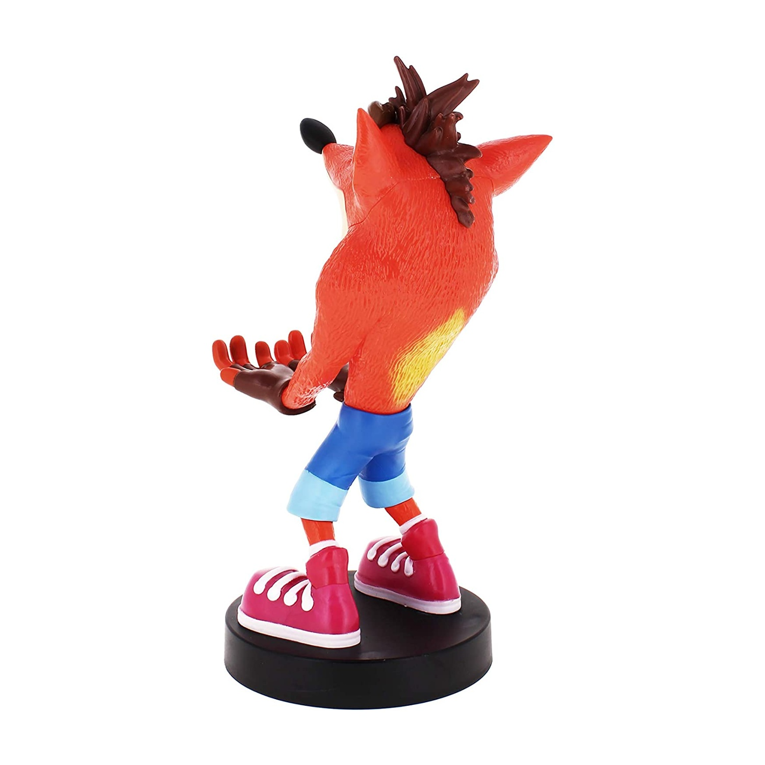 Una statuetta di Crash Bandicoot, pelliccia arancione, pantaloncini blu, scarpe rosse, braccia alzate. In piedi su una base nera su sfondo bianco.