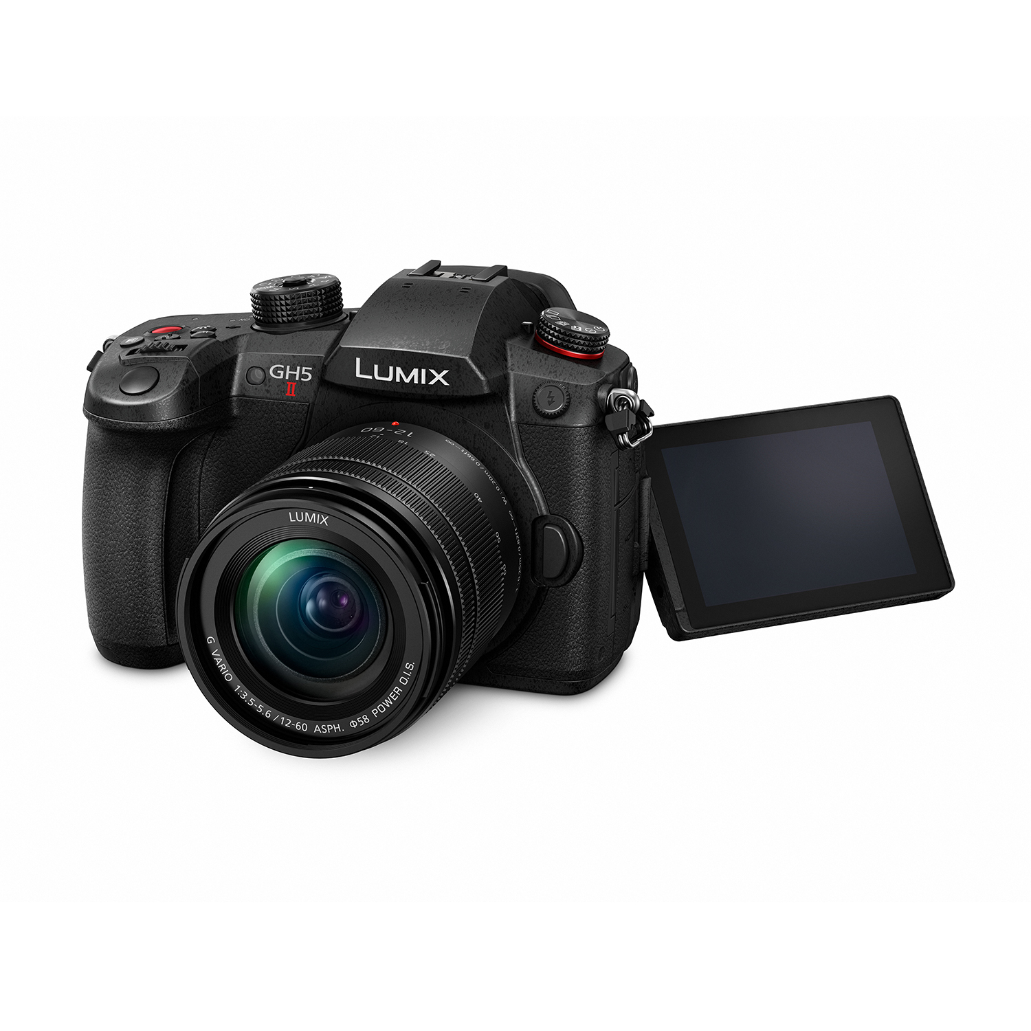 Eine schwarze Lumix GH5 II Kamera mit Objektiv und offenem Bildschirm auf weißem Hintergrund. Das Objektiv ist fokussiert.