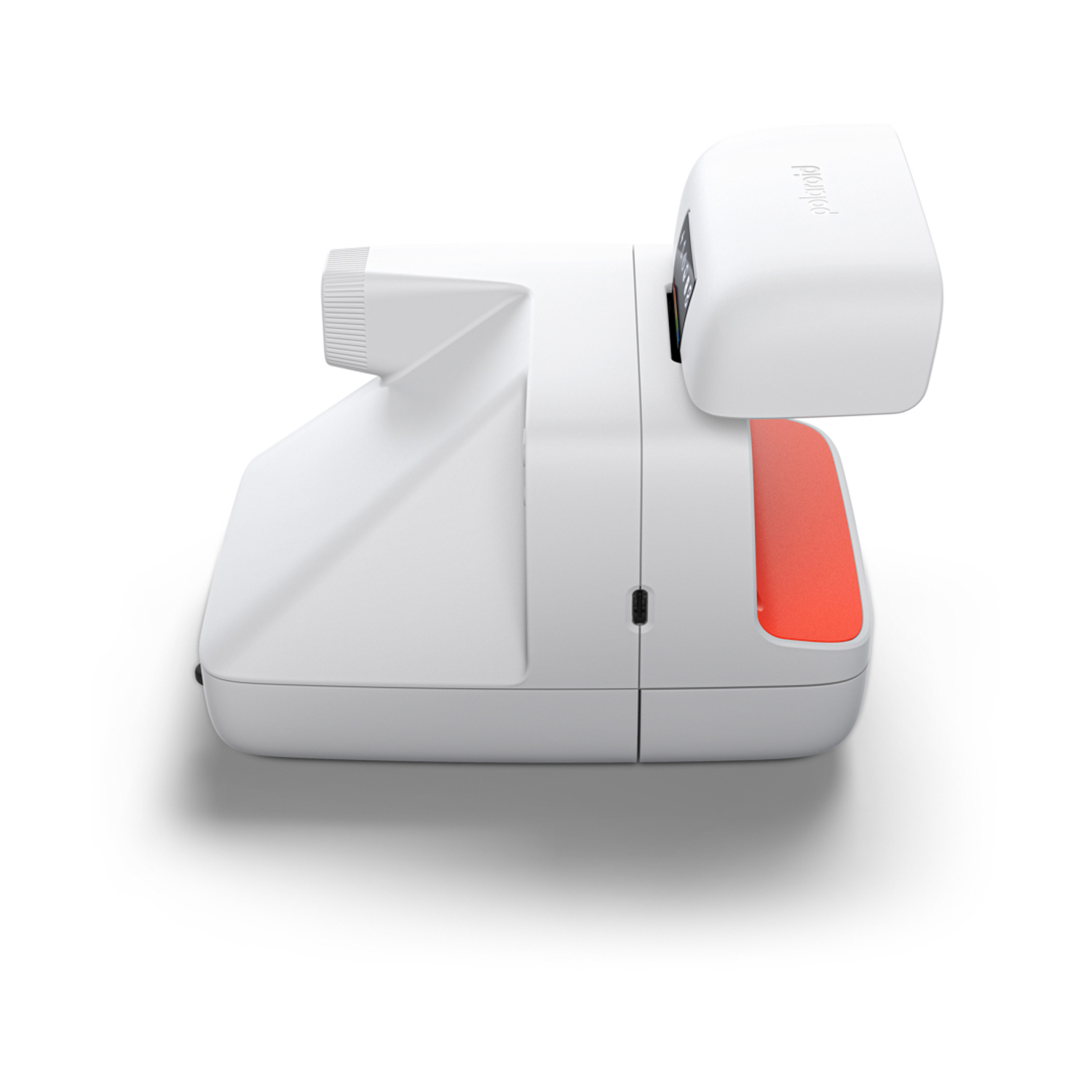 Eine weiße Polaroid-Kamera mit orangefarbenem Akzent. Sie hat ein kastenförmiges Design mit dem Polaroid-Logo. Schatten auf weißem Hintergrund.