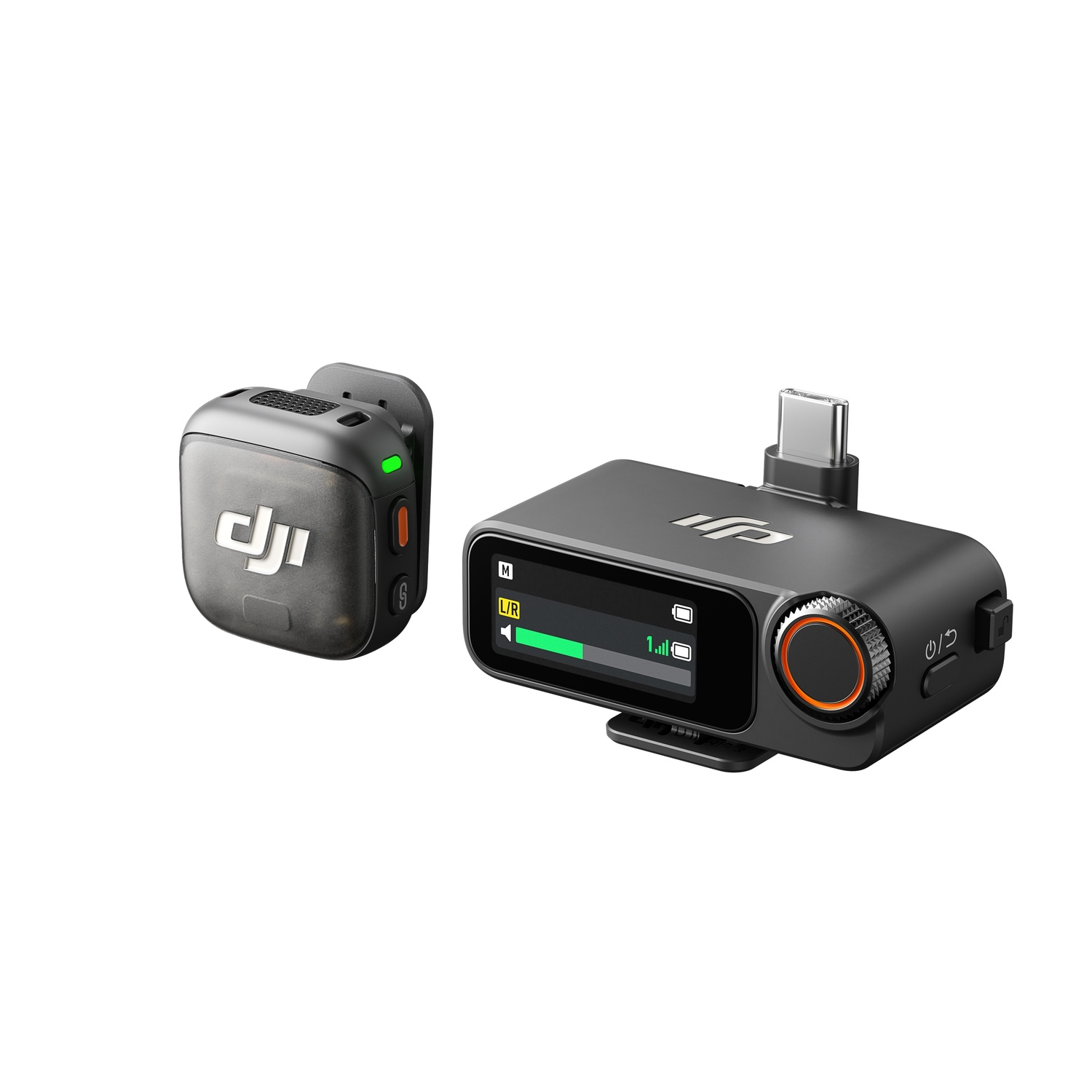 Beyaz zemin üzerinde iki siyah DJi ses cihazı. Biri küçük bir klipsli mikrofon, diğeri ekranlı ve USB-C portlu bir alıcı.