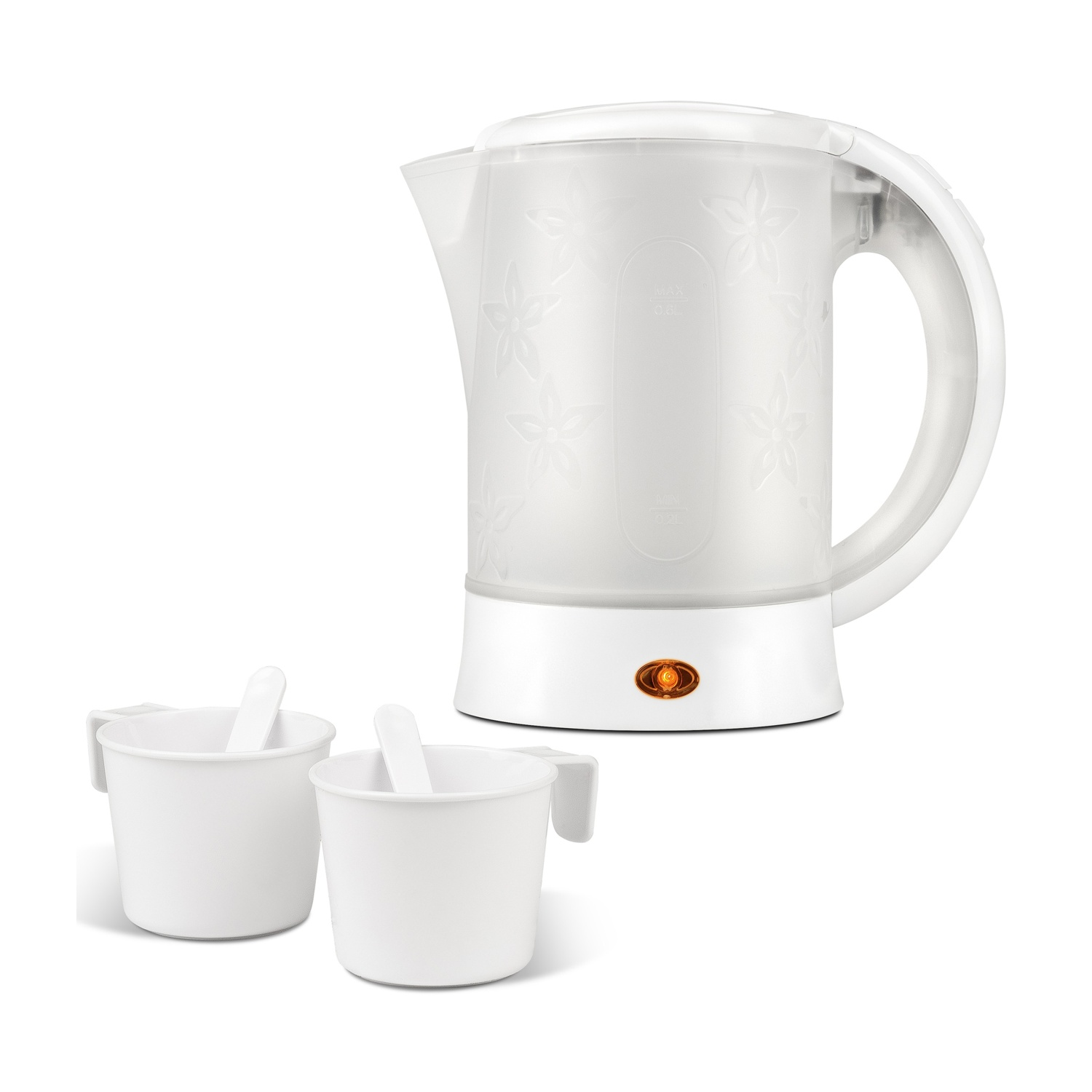 Witte elektrische waterkoker met bloemenmotief en twee witte bekers met lepels. De waterkoker staat op een wit oppervlak.