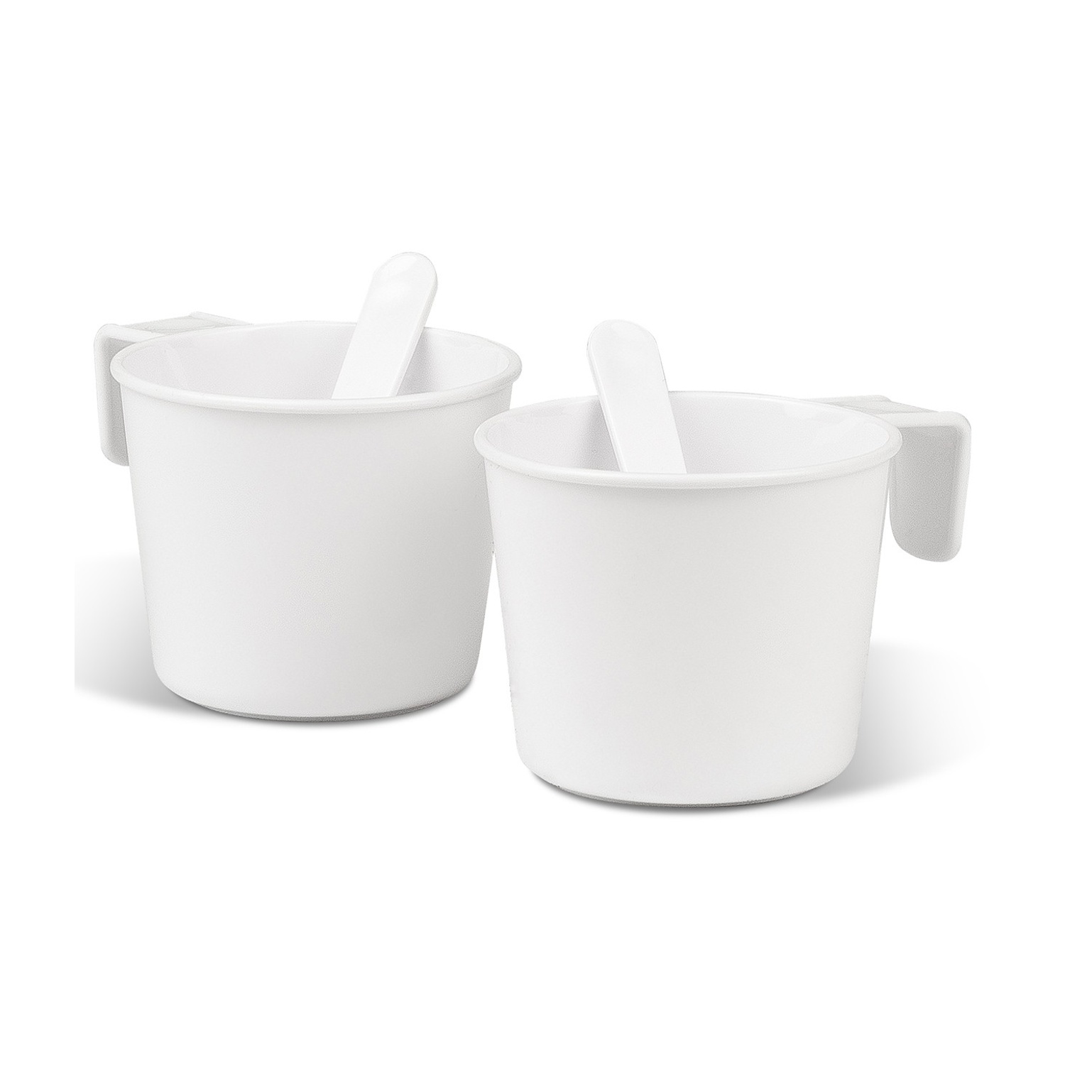 Twee witte papieren bekers met handvatten en lepels erin. De bekers staan op een witte achtergrond. Elke beker heeft een lepel.