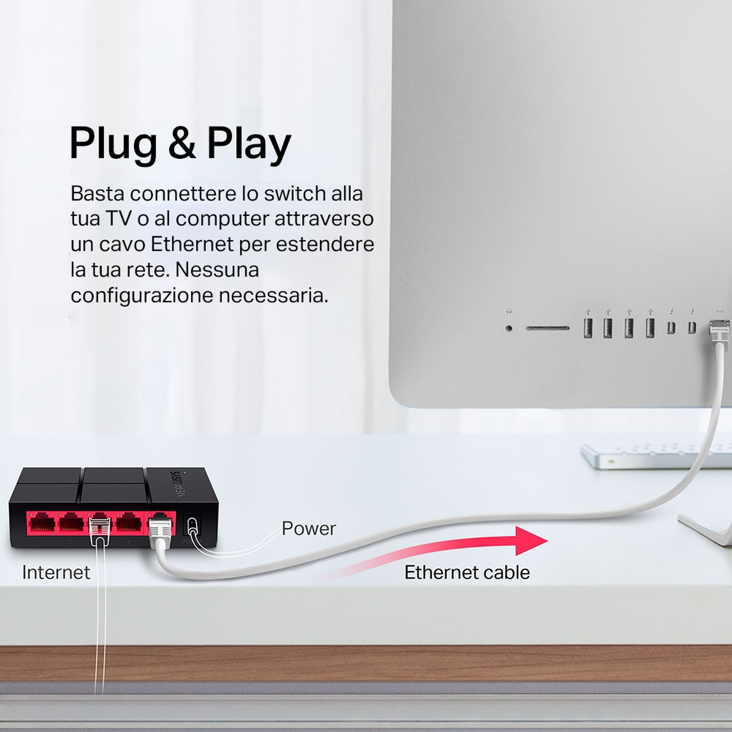 Uno switch di rete nero collegato a un computer tramite un cavo Ethernet. Il testo dice plug and play, nessuna configurazione necessaria.