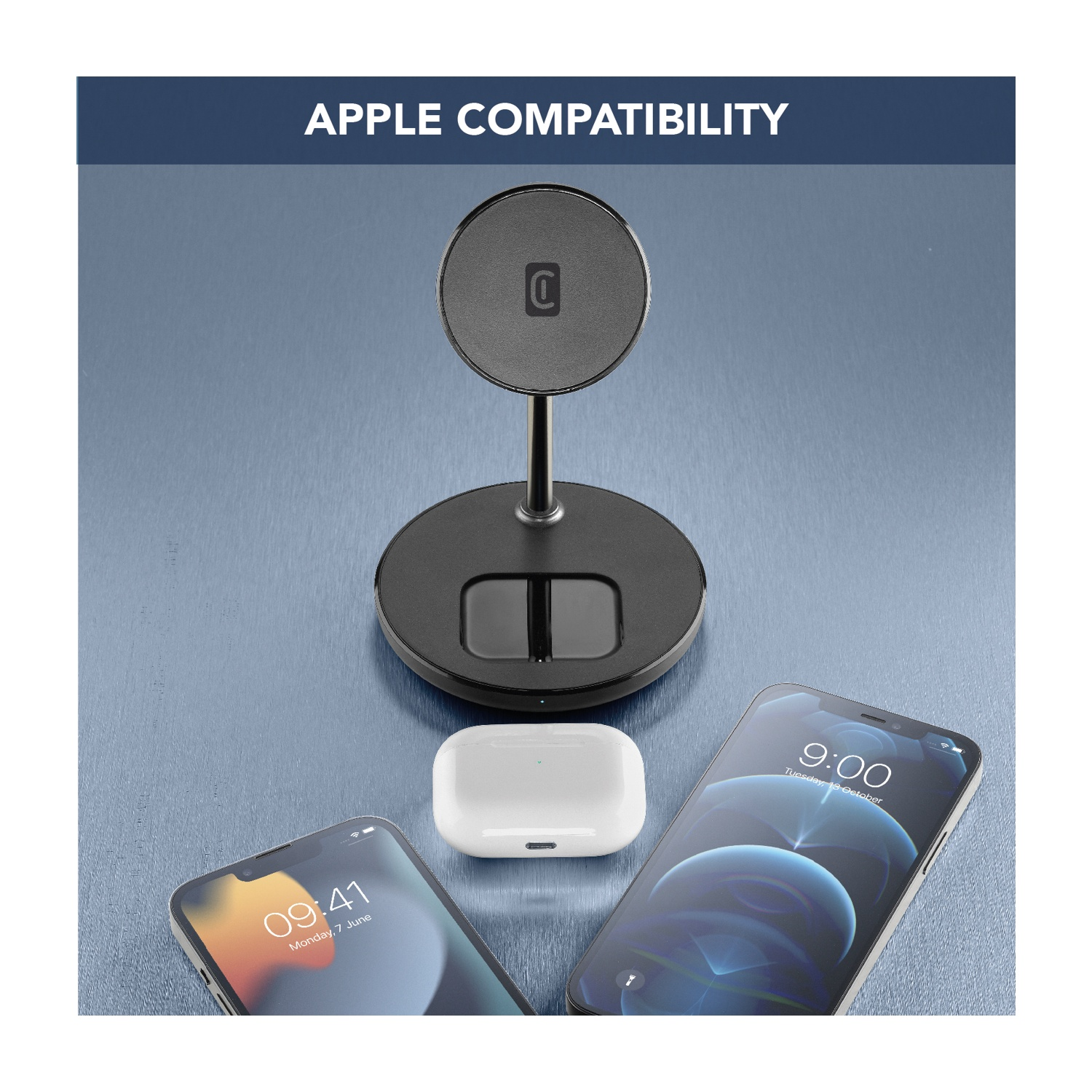 Ein Telefonständer mit Telefon, AirPods-Etui und zwei iPhones. Der Ständer ist schwarz, der Hintergrund blau.