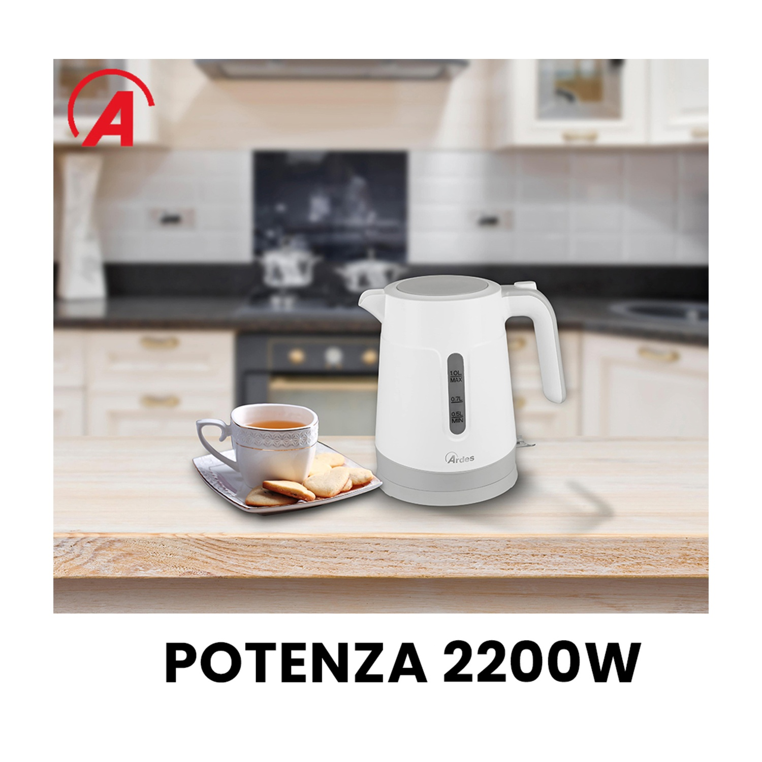 Weißer Wasserkocher und eine Tasse Tee mit Keksen auf einem Holztisch. Küchenhintergrund mit 'POTENZA 2200W'.