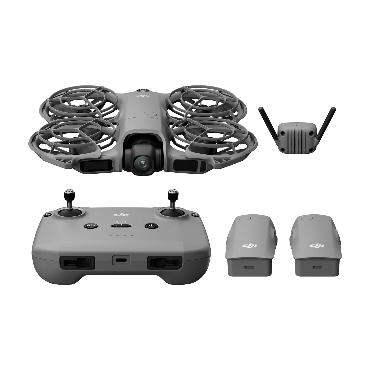 Graue Drohne, Fernbedienung und Batterien auf Weiß. Die Drohne hat vier Propeller. Die Fernbedienung hat Joysticks. Batterien sind klein.